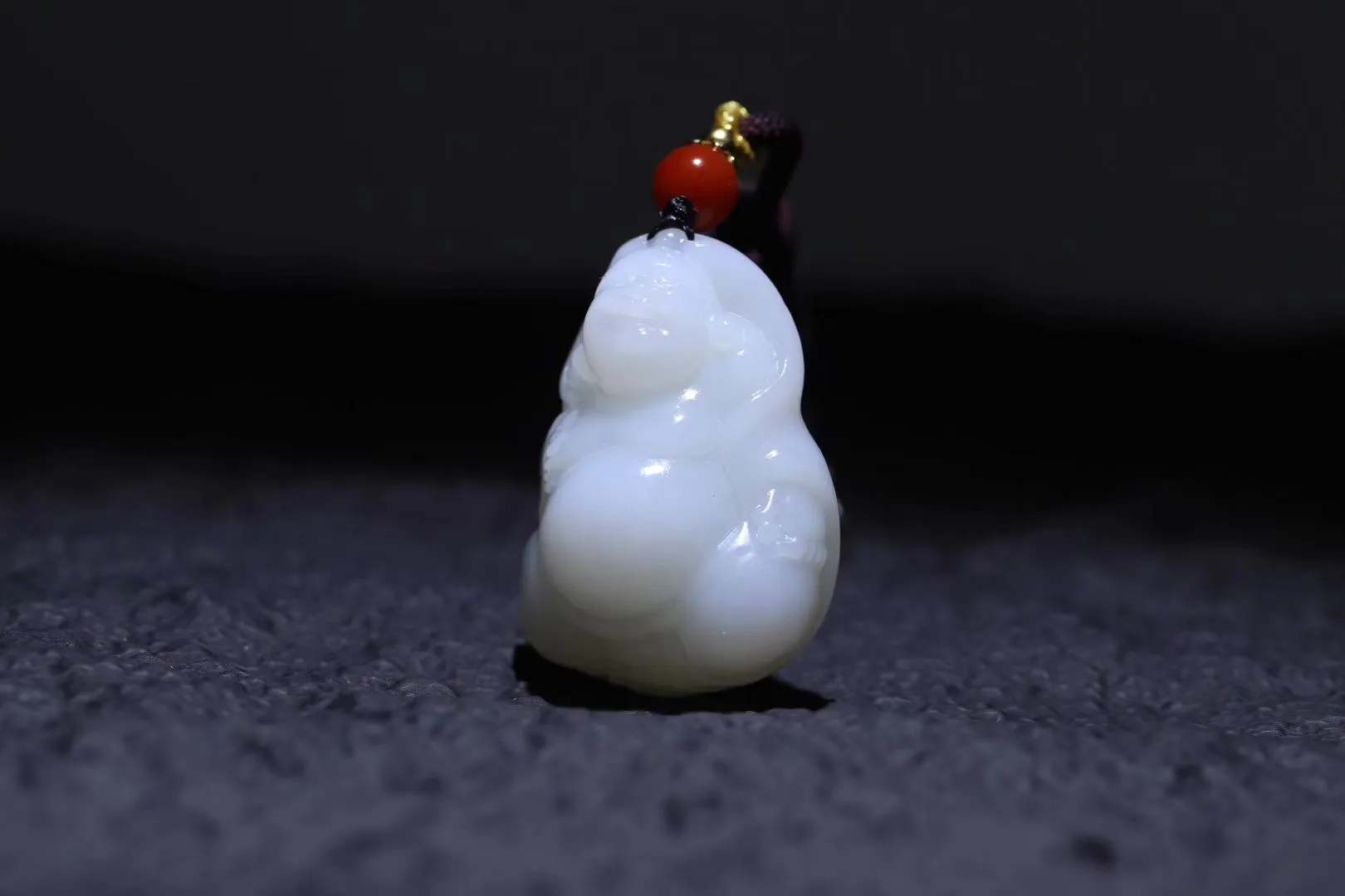 白玉佛公挂件
质地细腻温润，佛公神态生动，慈眉善目，嘴角微扬，仿佛时刻都在以无尽的慈悲与智慧，抚慰着