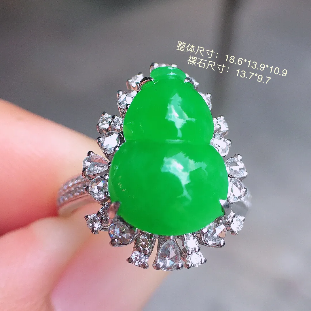 阳绿葫芦戒指，色泽均匀艳丽，玉质细腻，荧光感超
强，饱满圆润，气质满满。18k
金豪华镶嵌