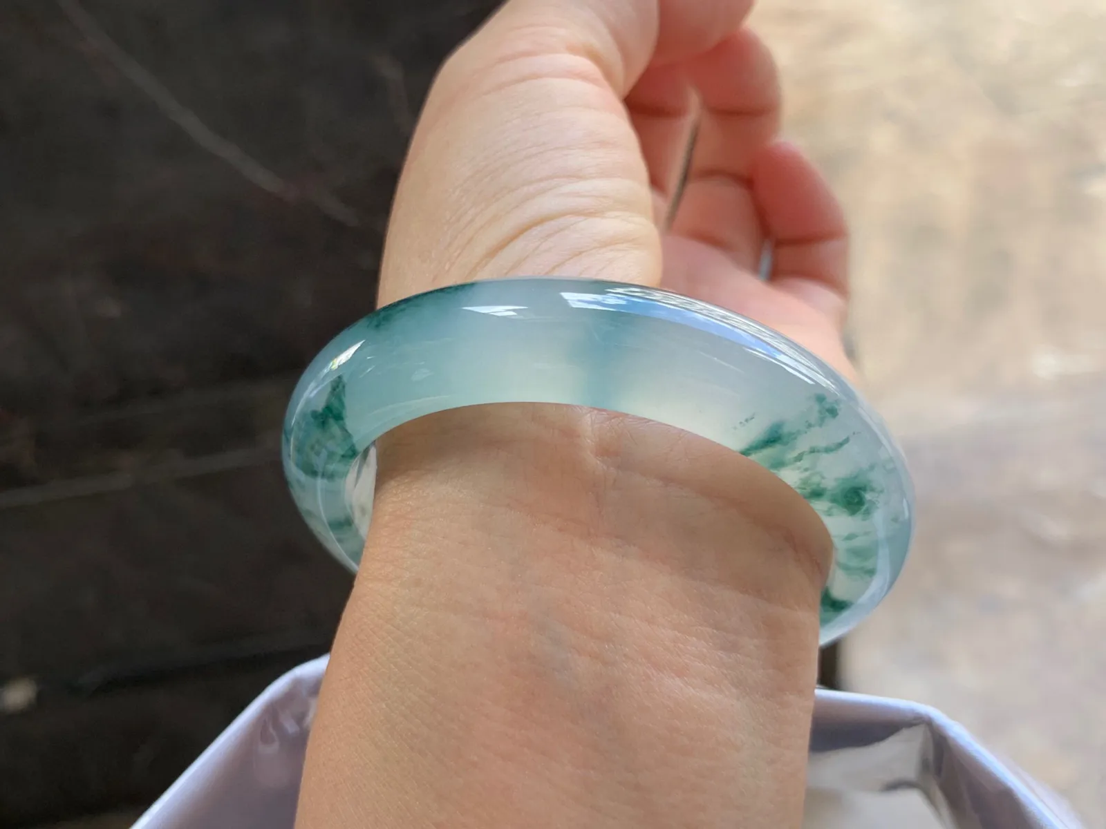 55.5-13-9mm
冰种飘花手镯 莹润冰透 花色灵动