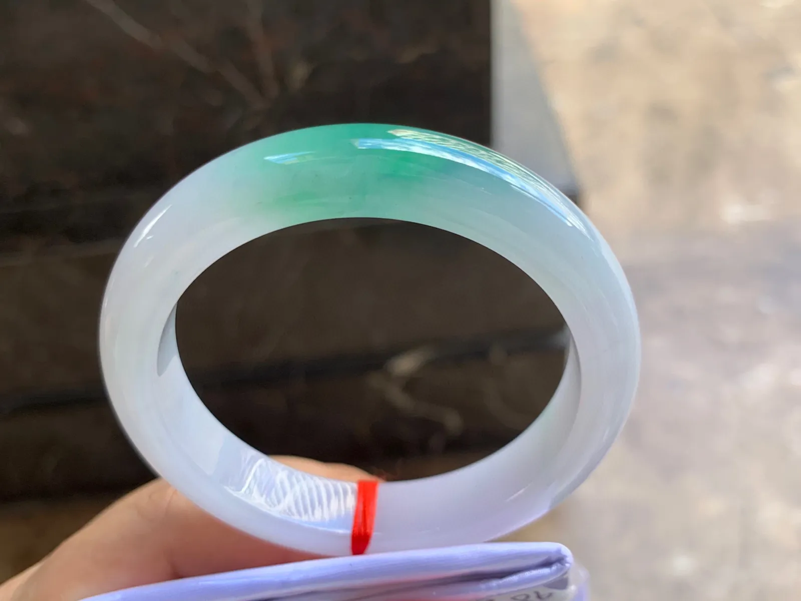 55.5-12-8.5mm
带色手镯 底子细腻 一抹绿