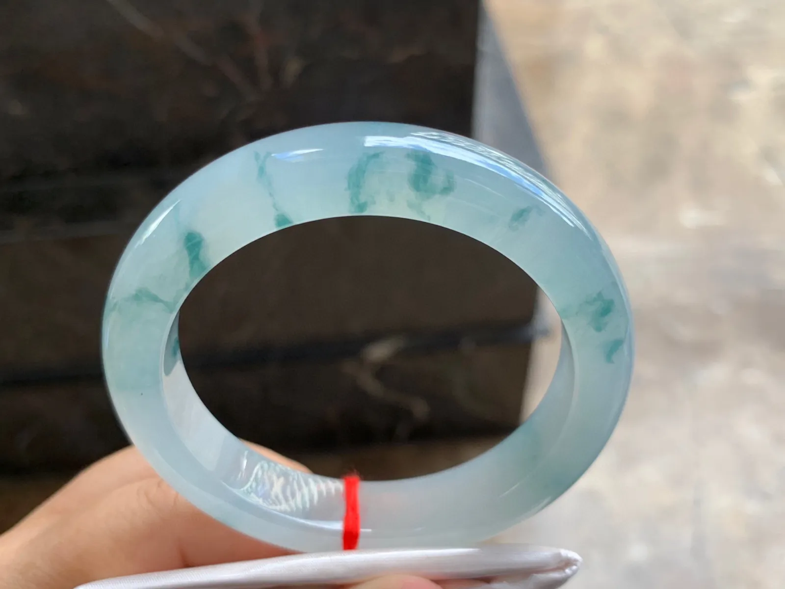 56.5-12.5-9.5mm
冰种飘花手镯 底子冰透干净 花色清爽灵动