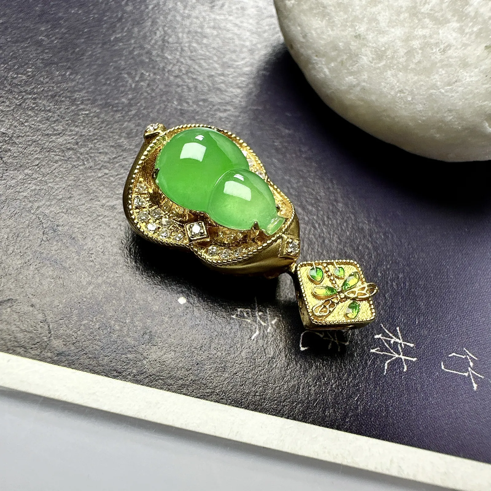 【冰种满绿葫芦吊坠】种水色俱全，冰透闪亮，通透感饱满度很好，18k金钻镶嵌，裸石尺寸12.6*8.5*4.2毫米