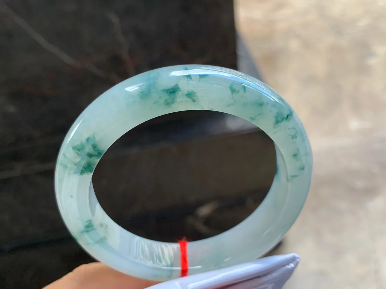 55.5-12.5-9.5mm
飘花手镯 底子细腻 花色清爽