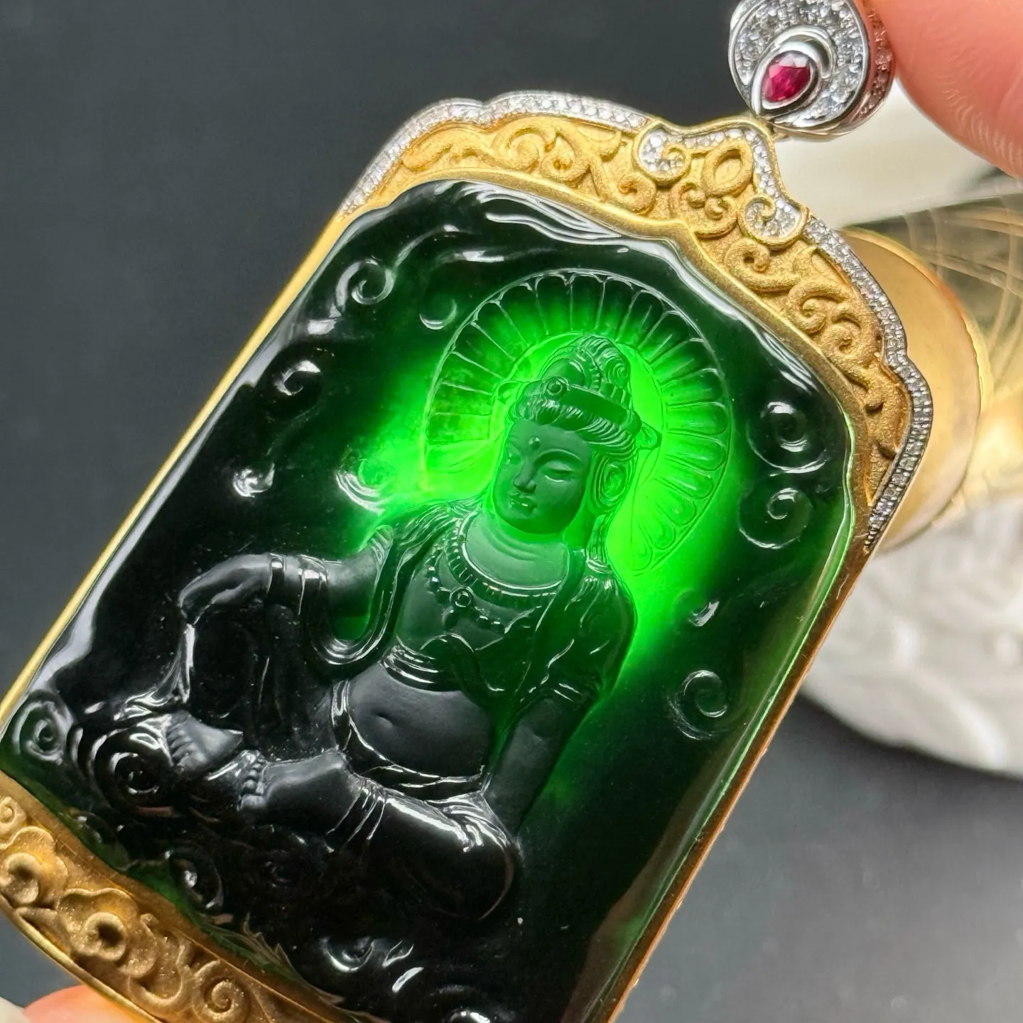 精品墨翠观音 种好色正 黑度极好 打灯通透 油性十足 尺寸70.9