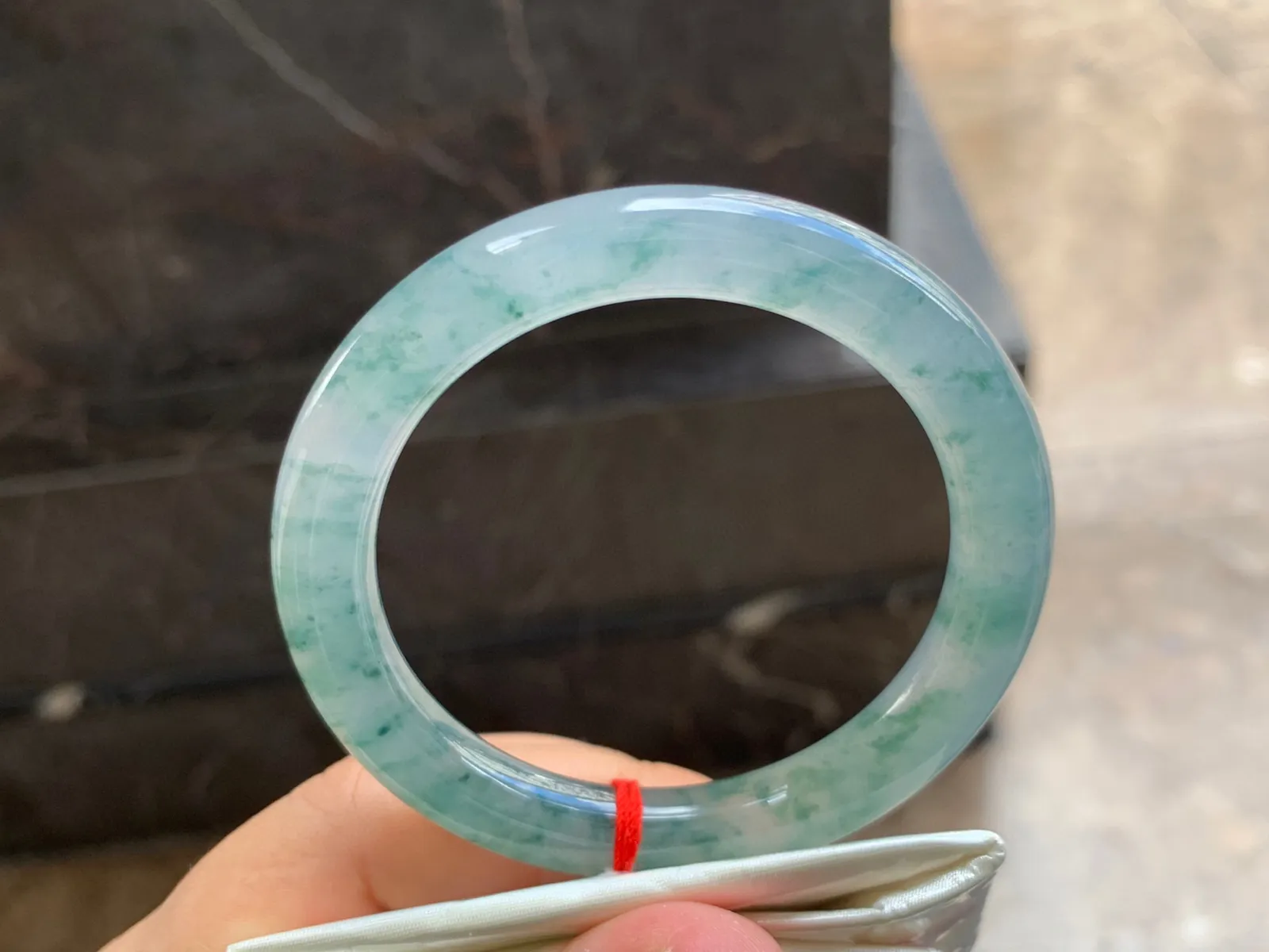 53-9mm
冰种飘花圆条手镯 水润冰透 碎花点缀