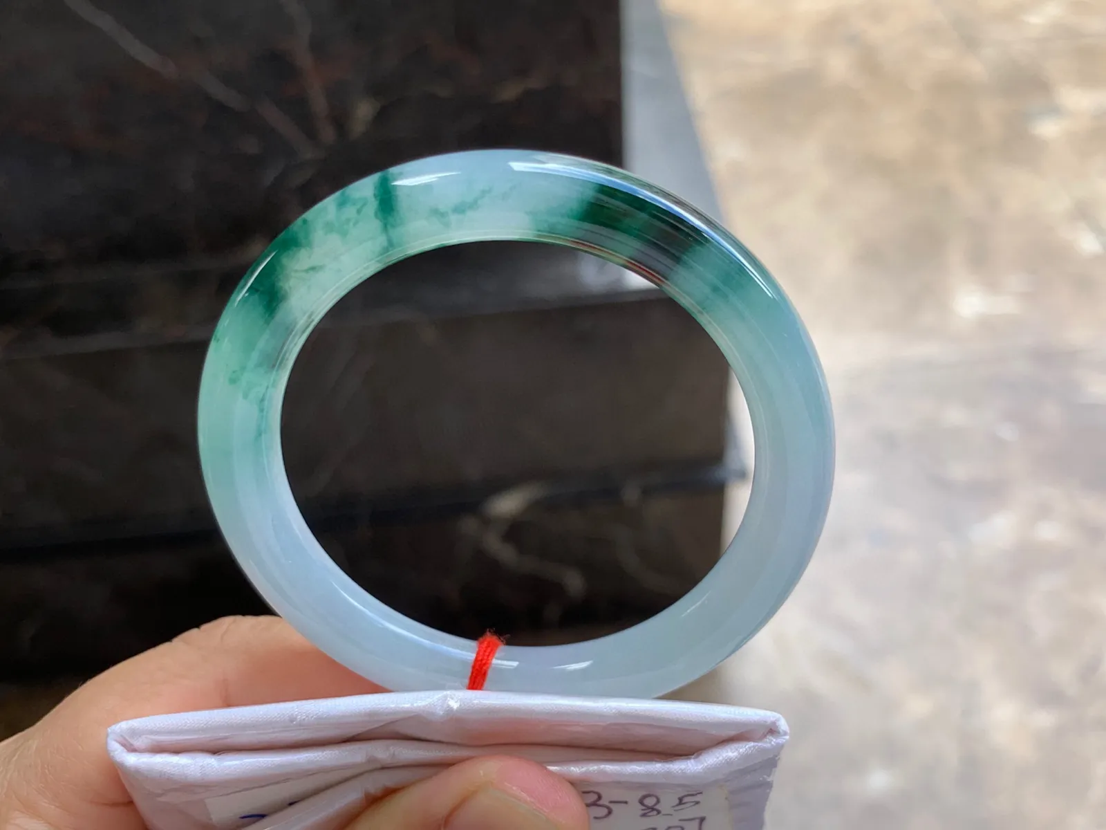 52-8.5mm
飘花圆条手镯 底子细腻干净 气质