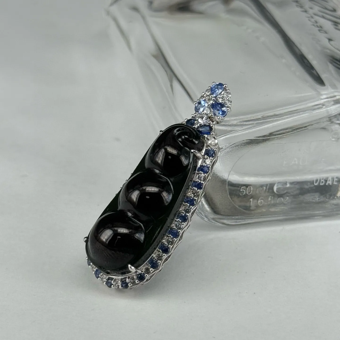 精品18k墨翠福豆 种好色正 黑度极好 打灯通透 油性十足 尺寸43.8