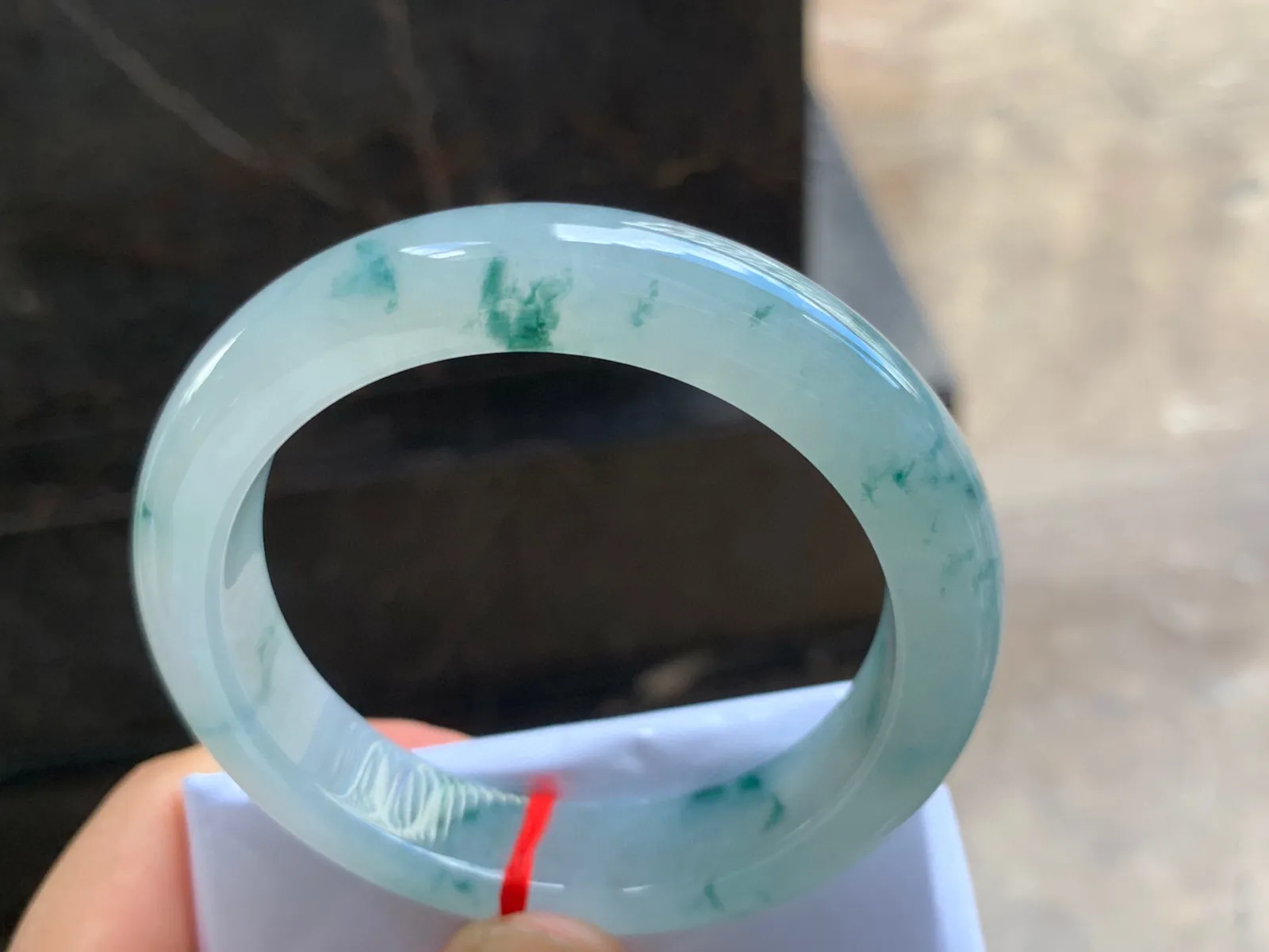 55.5-12.5-9.5mm
飘花手镯 底子细腻 花色清爽