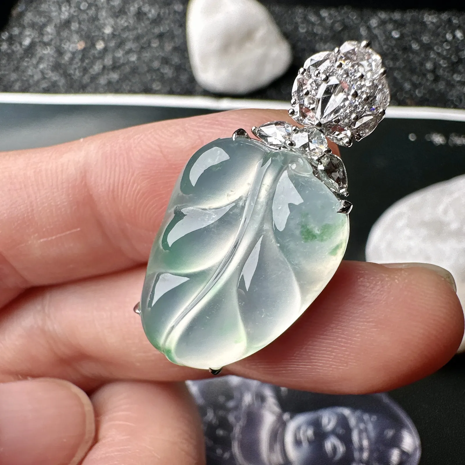 【冰种飘花叶吊坠】金枝玉叶，胶感强烈，种水上乘，晶莹剔透，纯净通透，莹光感很强。18k金钻镶嵌，裸石尺寸22.2*16*5.3毫米