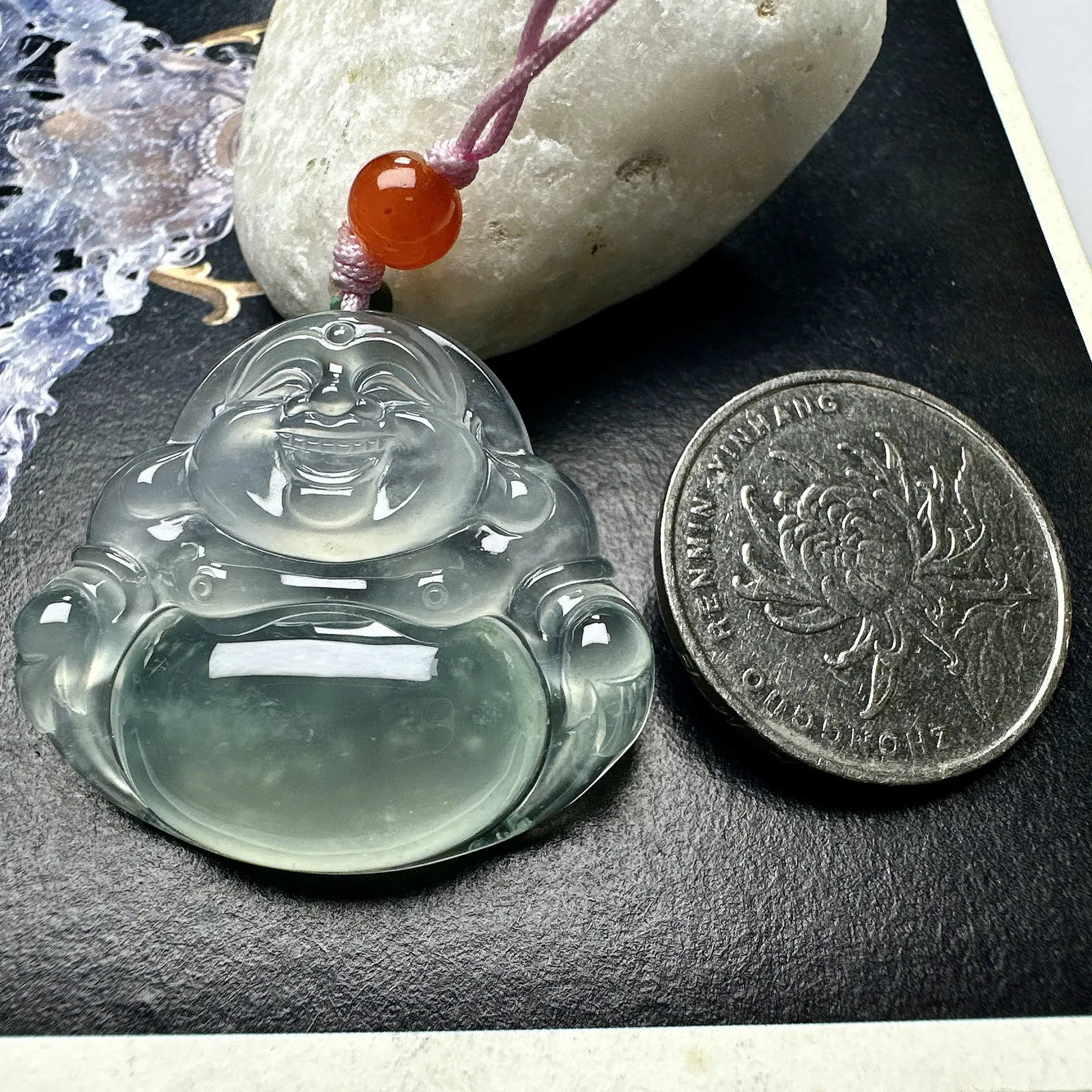 【冰种佛公吊坠】肚里藏金，质地细腻，冰润透亮，光泽出众，冰感十足。
