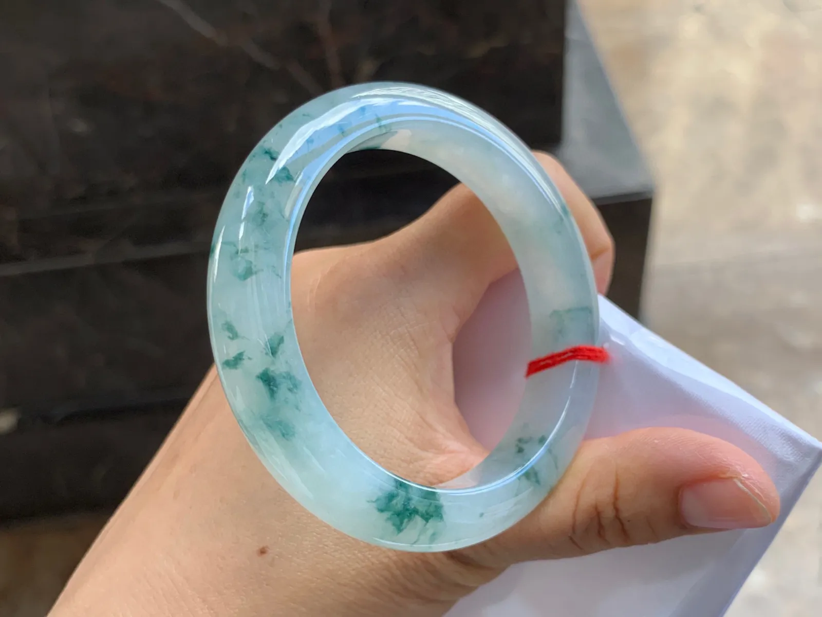 55.5-12.5-9.5mm
飘花手镯 底子细腻 花色清爽