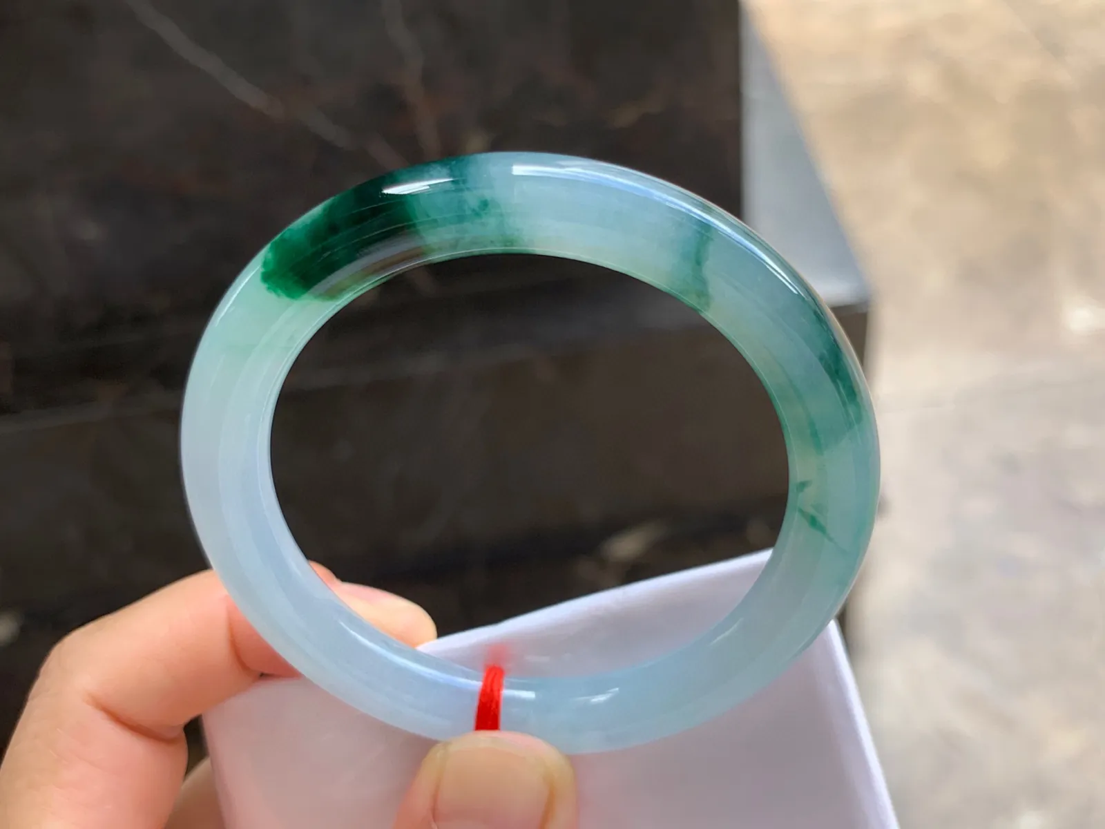 52-8.5mm
飘花圆条手镯 底子细腻干净 气质