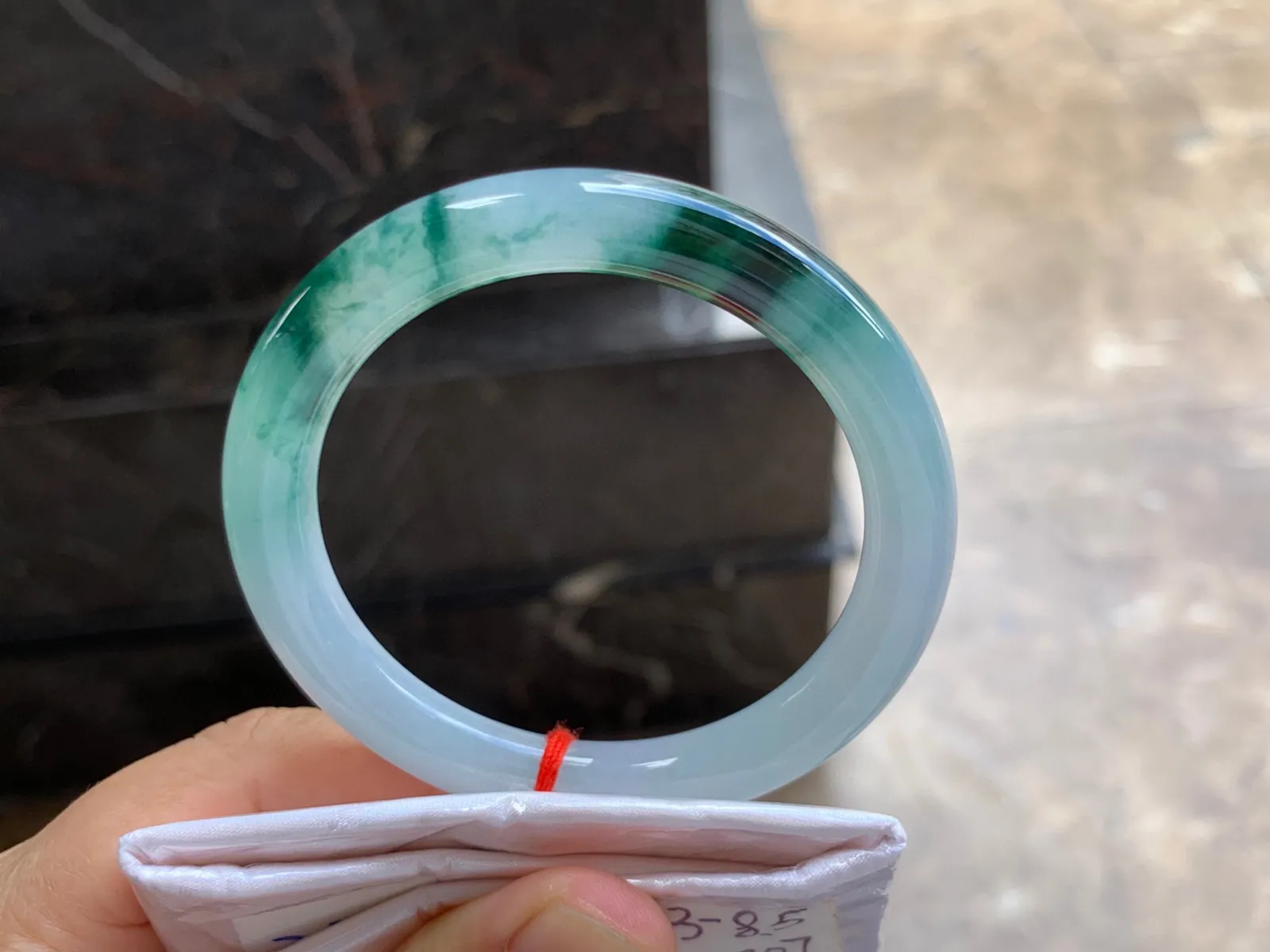 52-8.5mm
飘花圆条手镯 底子细腻干净 气质