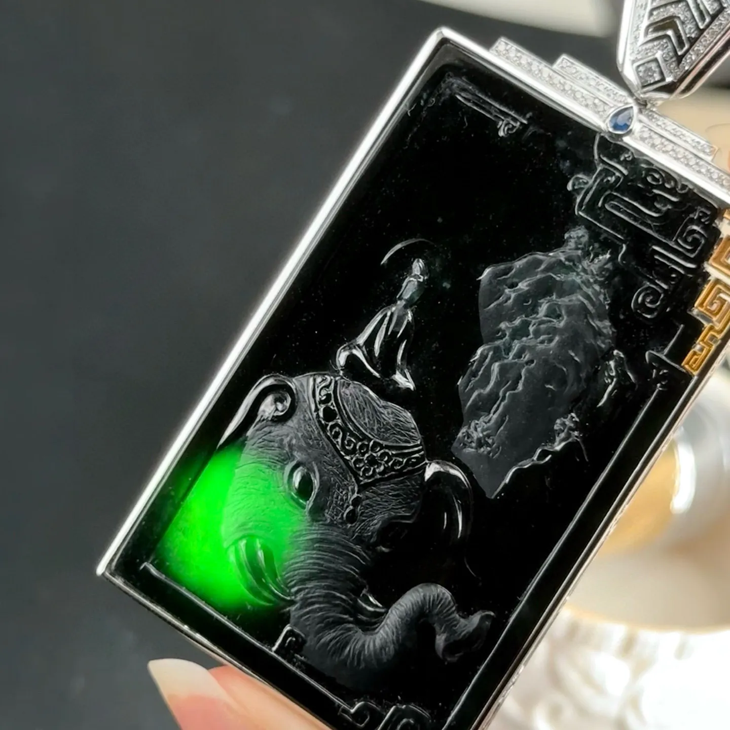 精品墨翠普贤菩萨 种好色正 黑度极好 打灯通透 油性十足 74.8