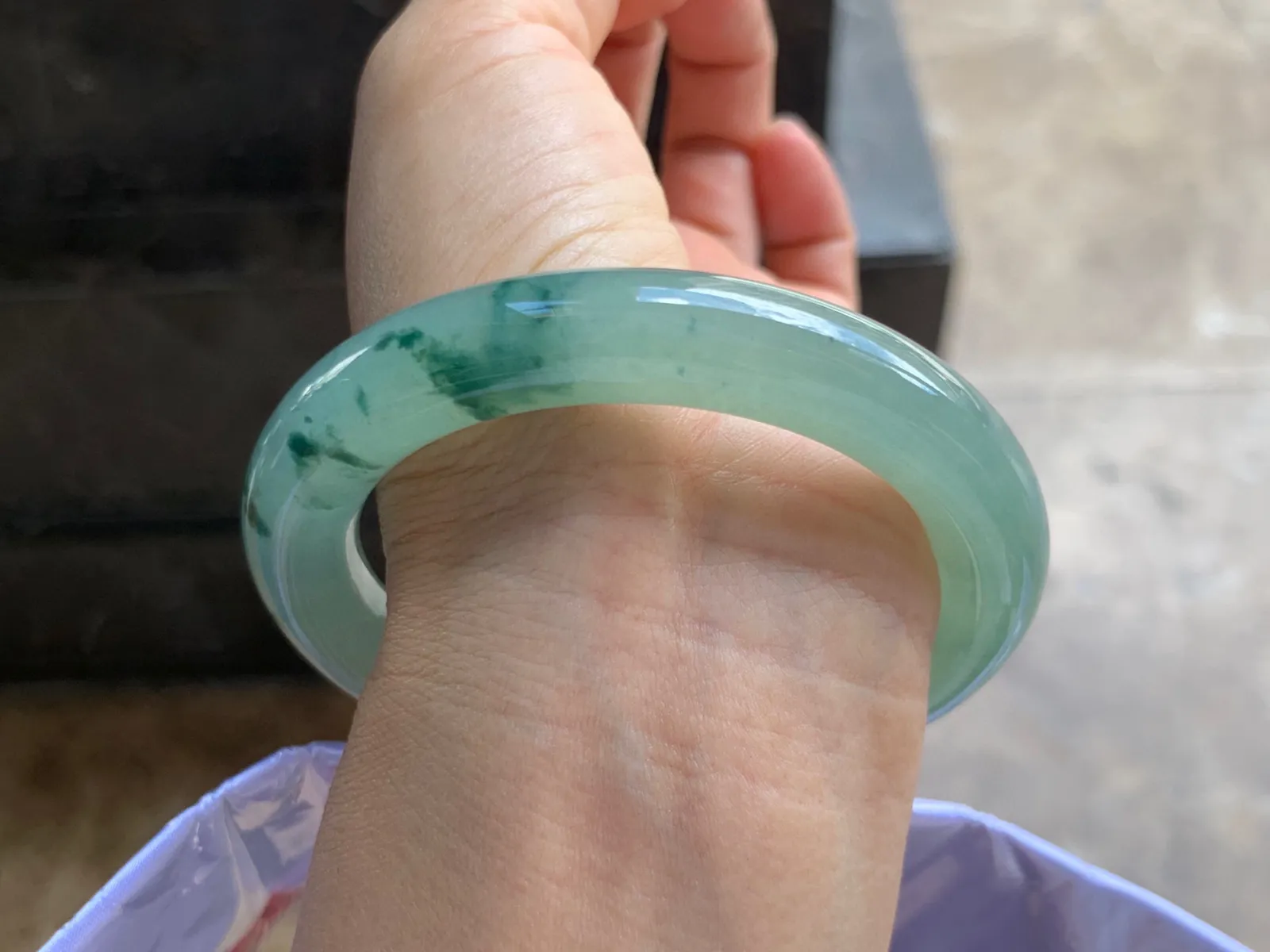 56-11mm
飘花圆条手镯 种好水润 底色漂亮