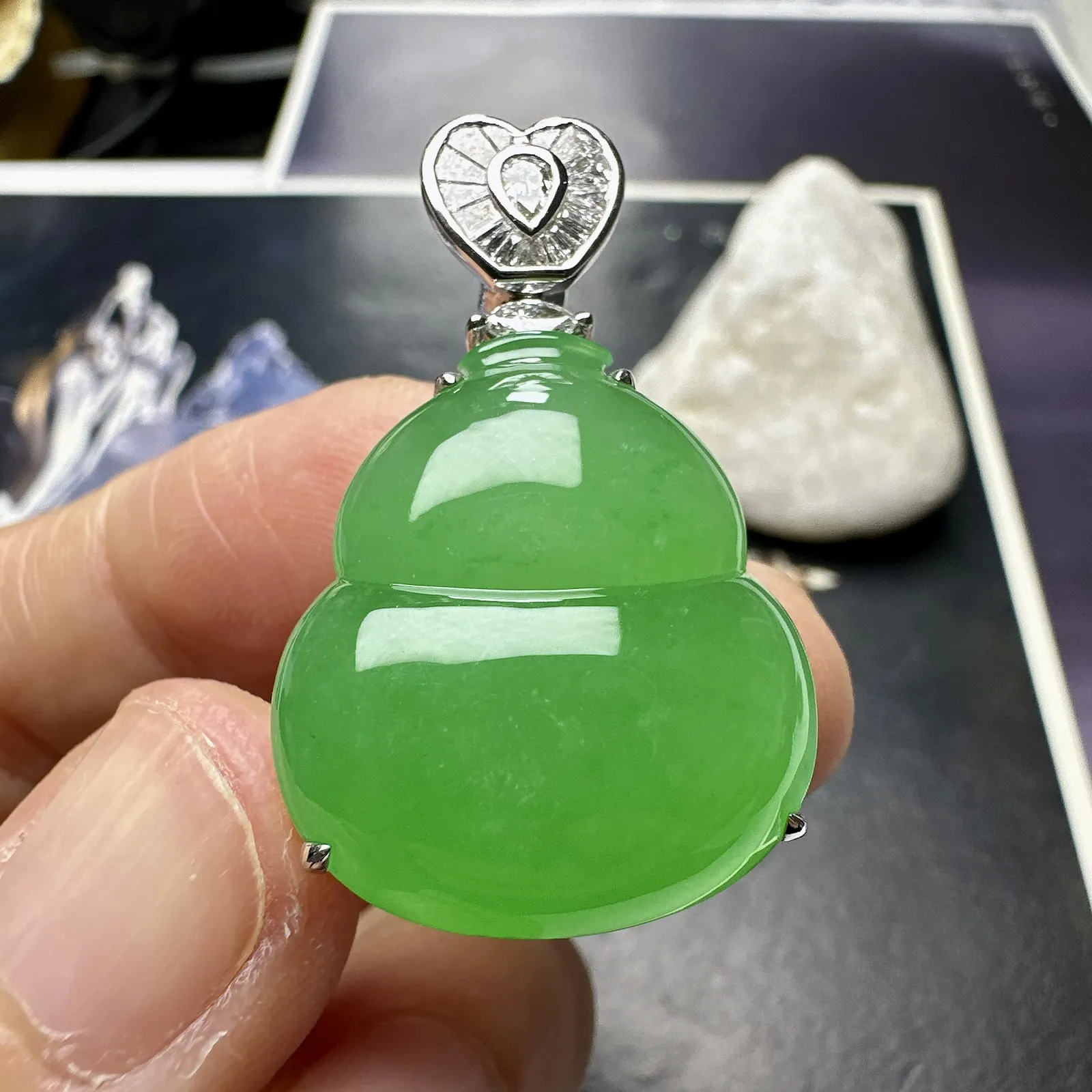 【冰种满绿葫芦吊坠】种水色俱全，冰透闪亮，通透感饱满度很好，18k金钻镶嵌，裸石尺寸23.4*21*