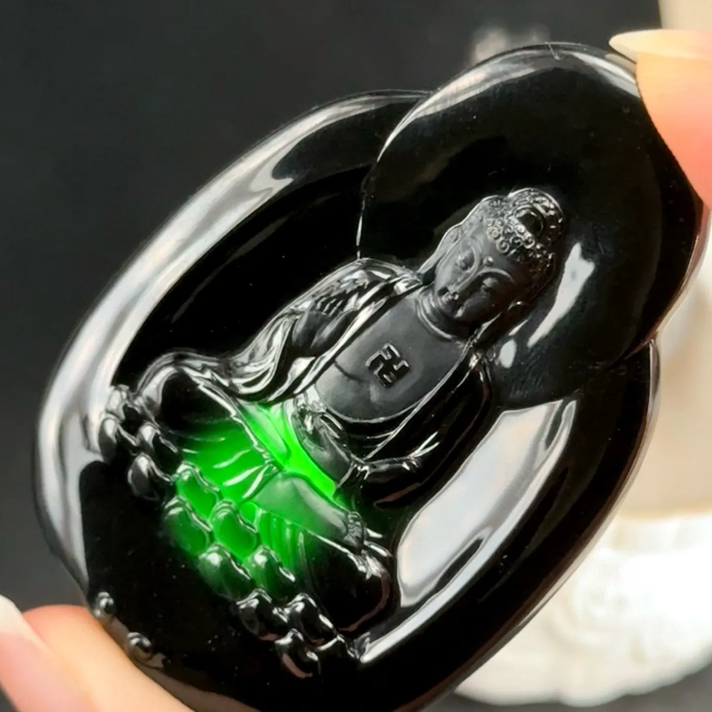 精品墨翠大日如来 种好色正 黑度极好 打灯通透 油性十足 尺寸58.8