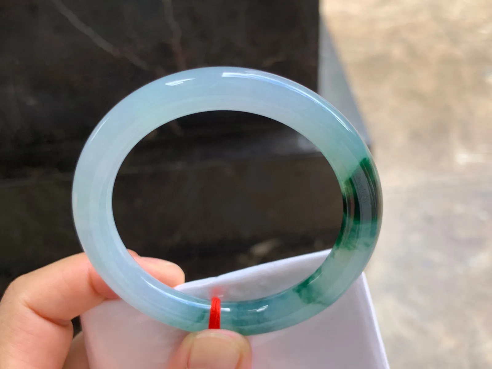 52-8.5mm
飘花圆条手镯 底子细腻干净 气质