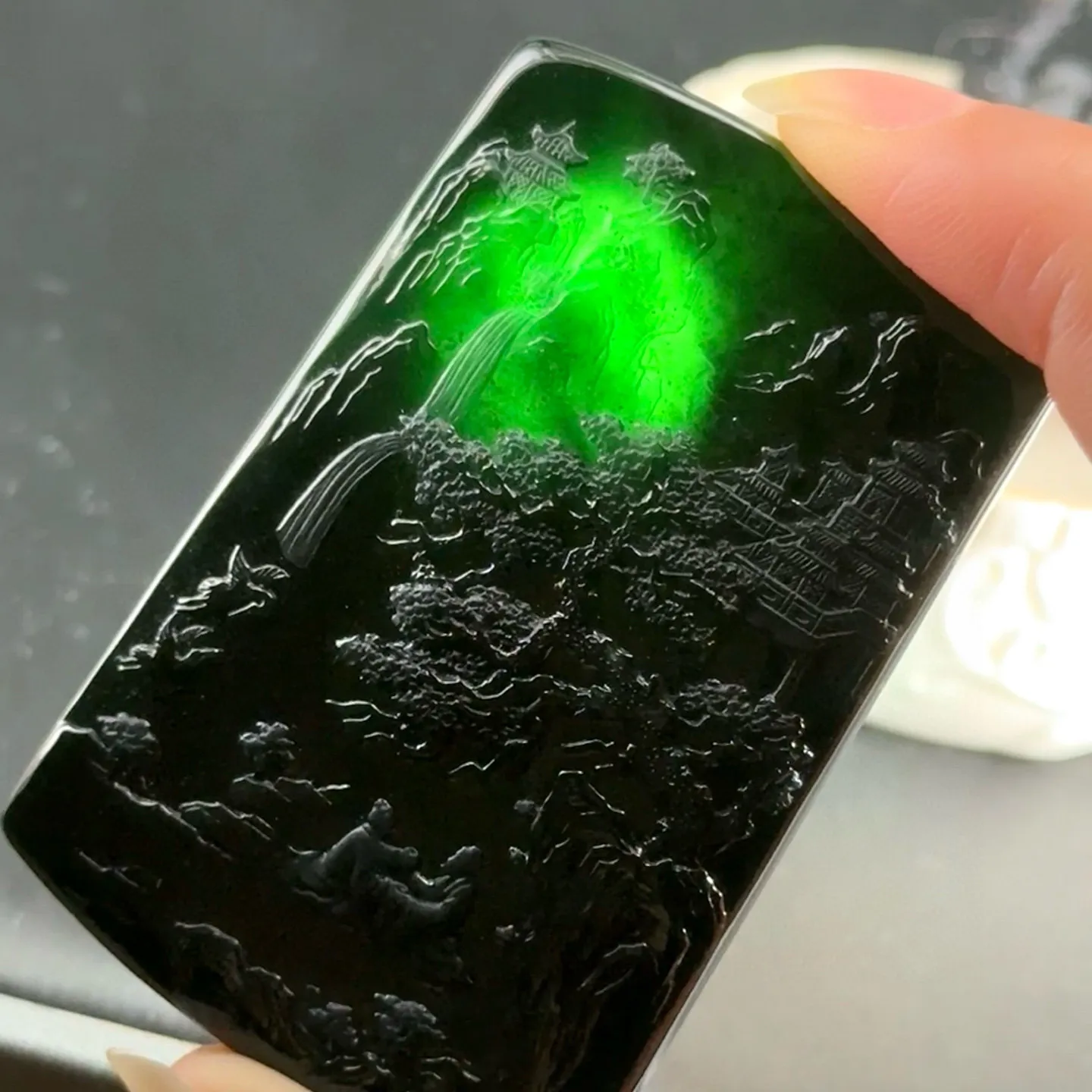 精品墨翠山水牌 种好色正 黑度极好 打灯通透 油性十足 尺寸66.1