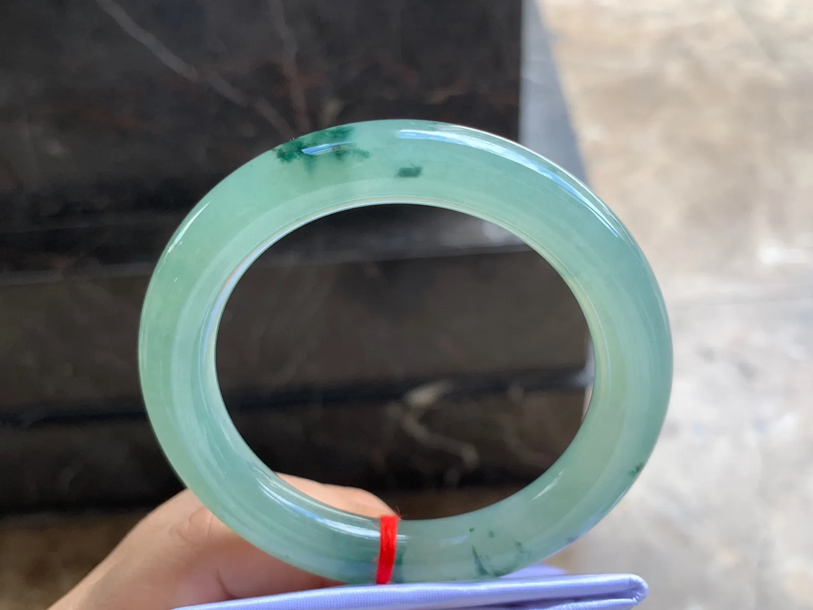 56-11mm
飘花圆条手镯 种好水润 底色漂亮