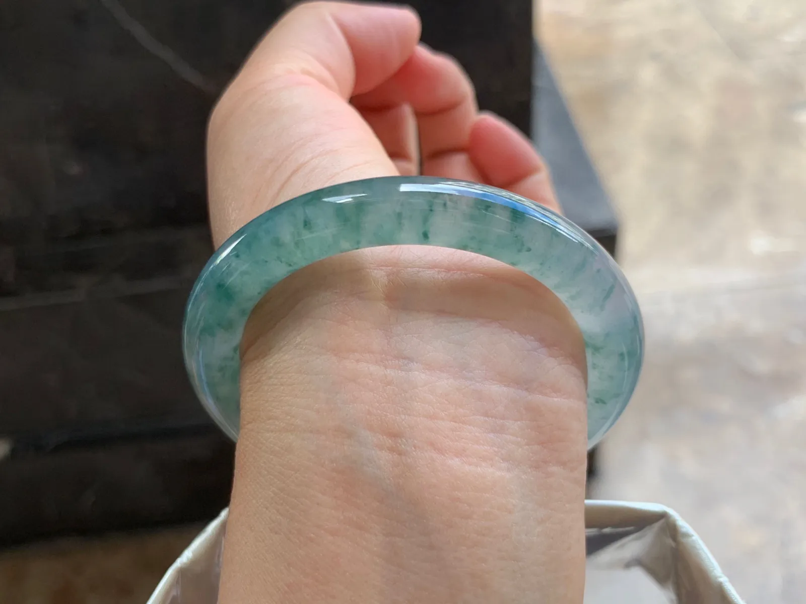 53-9mm
冰种飘花圆条手镯 水润冰透 碎花点缀