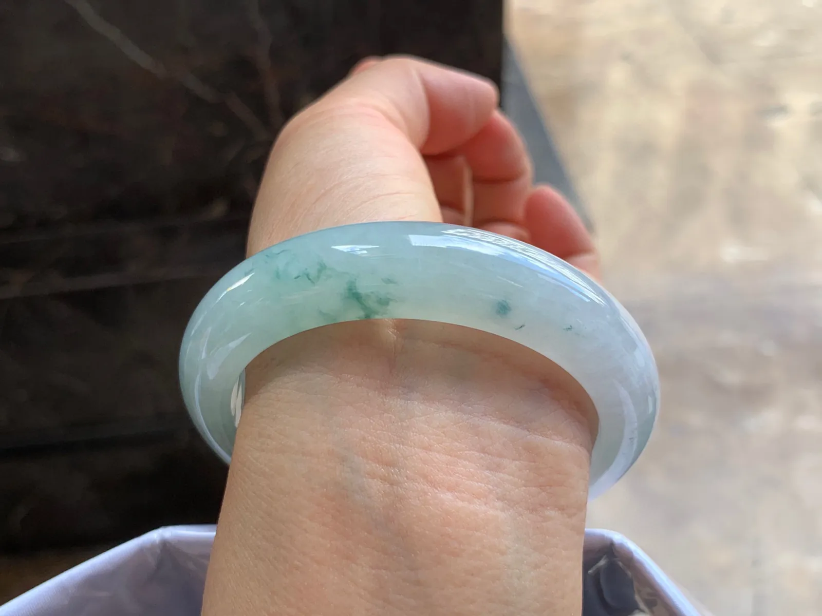 56-13.5-9mm
飘花手镯 底子细腻 花色清爽