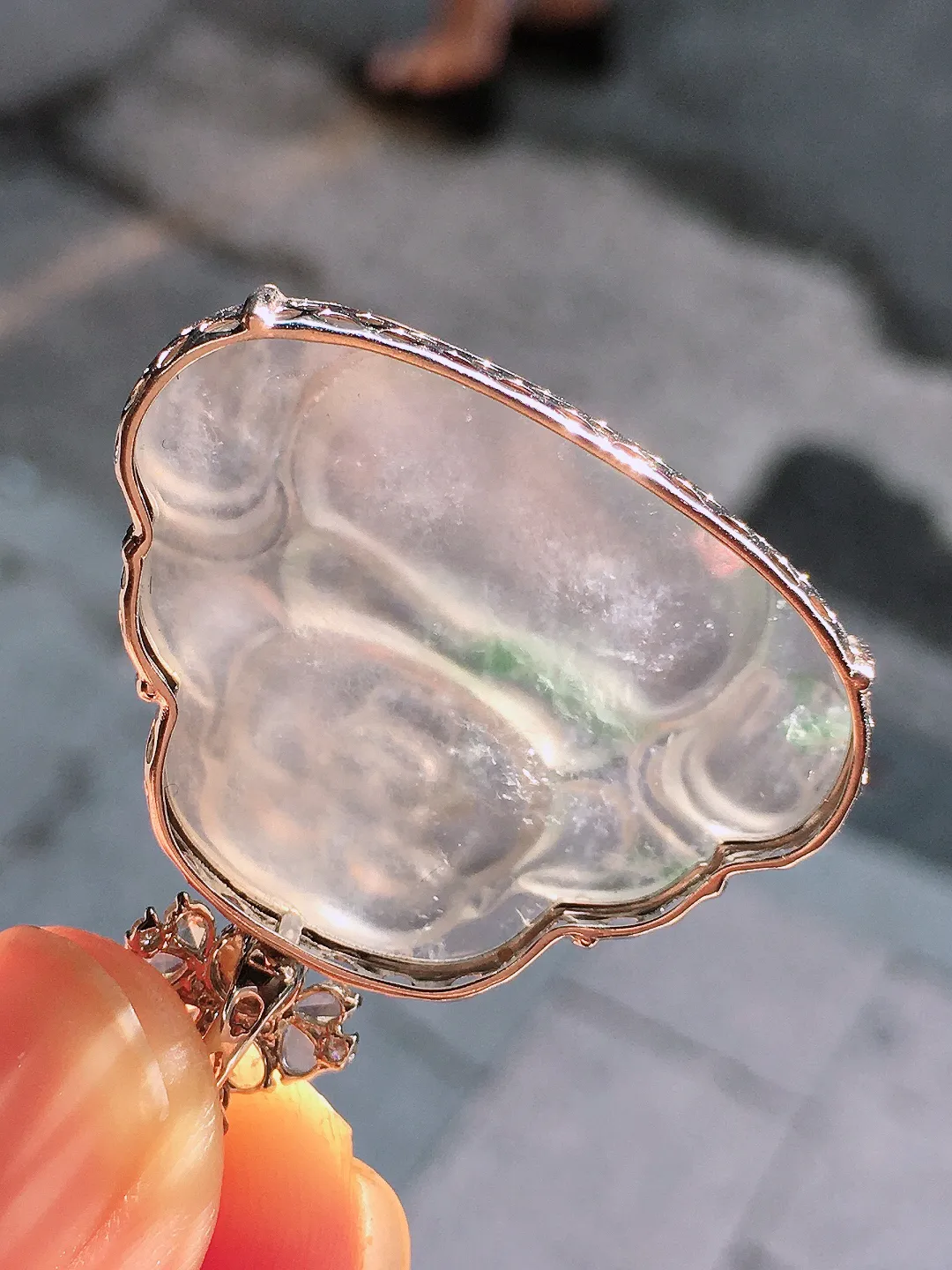 冰飘花佛公吊坠，玉质细腻，荧光感超
强，饱满圆润，气质满满。18k
金豪华镶嵌