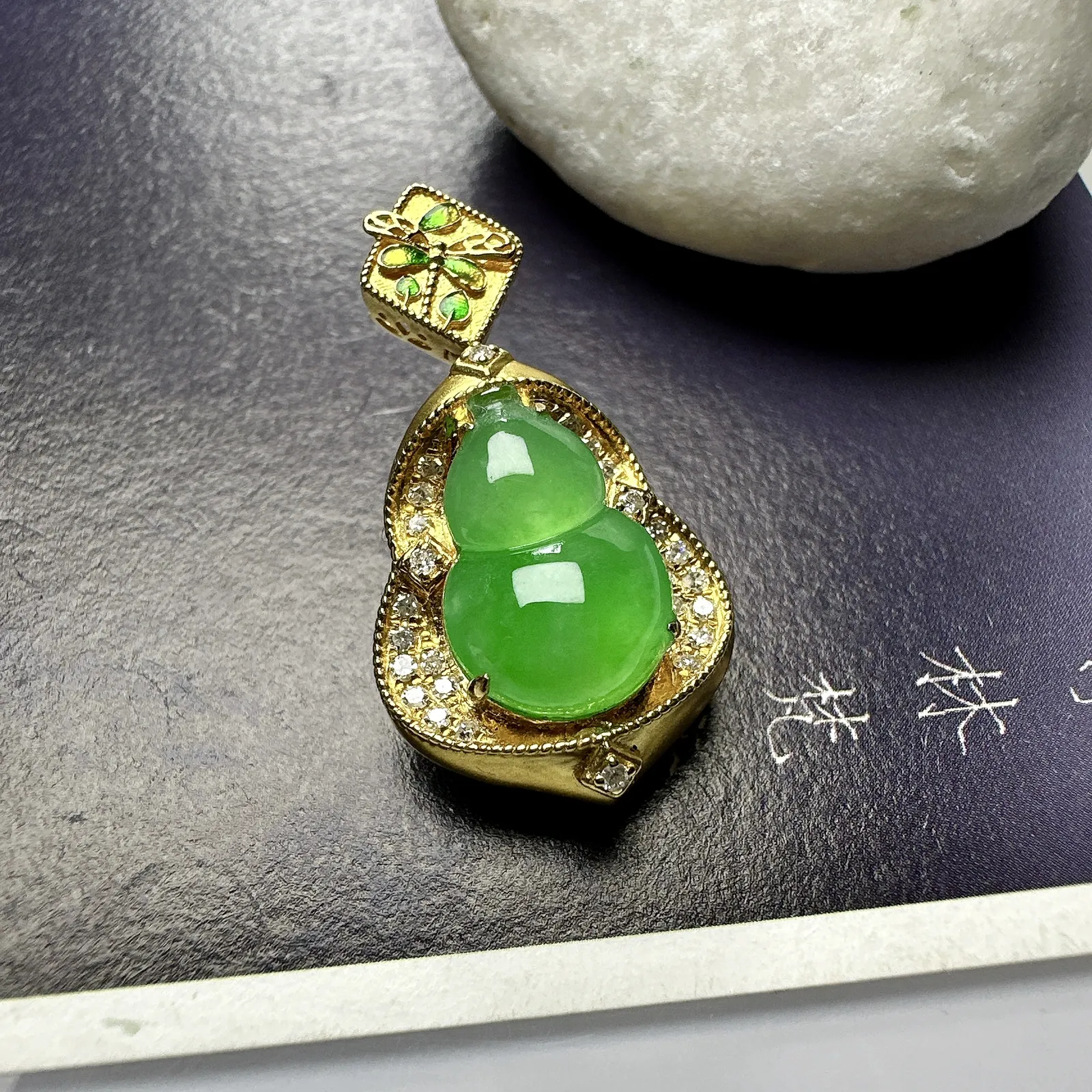 【冰种满绿葫芦吊坠】种水色俱全，冰透闪亮，通透感饱满度很好，18k金钻镶嵌，裸石尺寸12.6*8.5