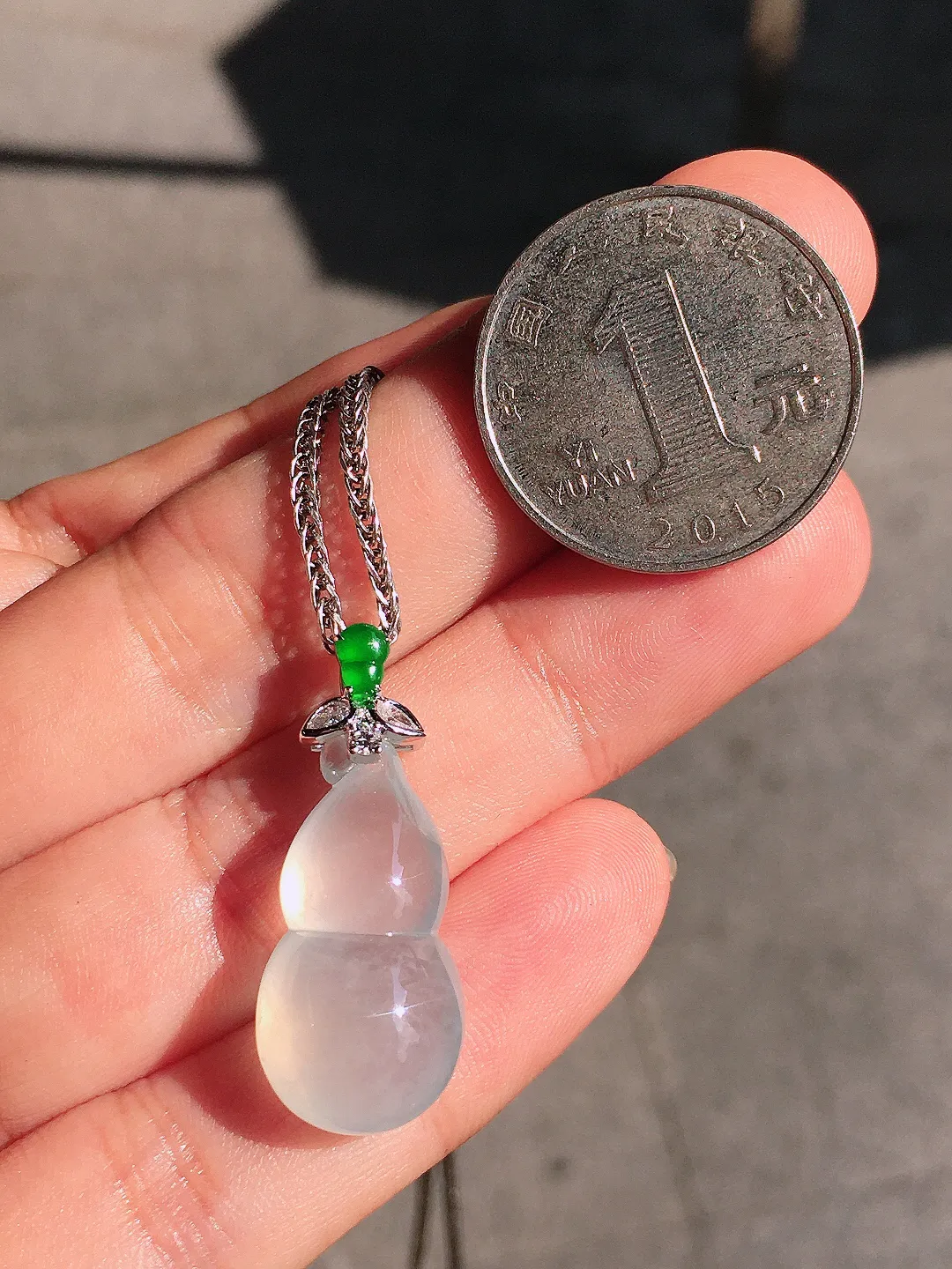 冰种葫芦吊坠，玉质细腻，荧光感超
强，饱满圆润，气质满满。18k
金豪华镶嵌