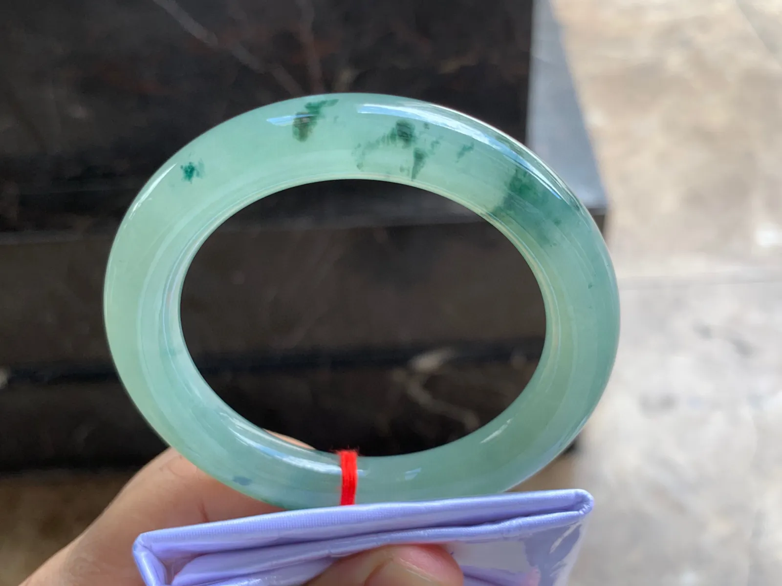 56-11mm
飘花圆条手镯 种好水润 底色漂亮