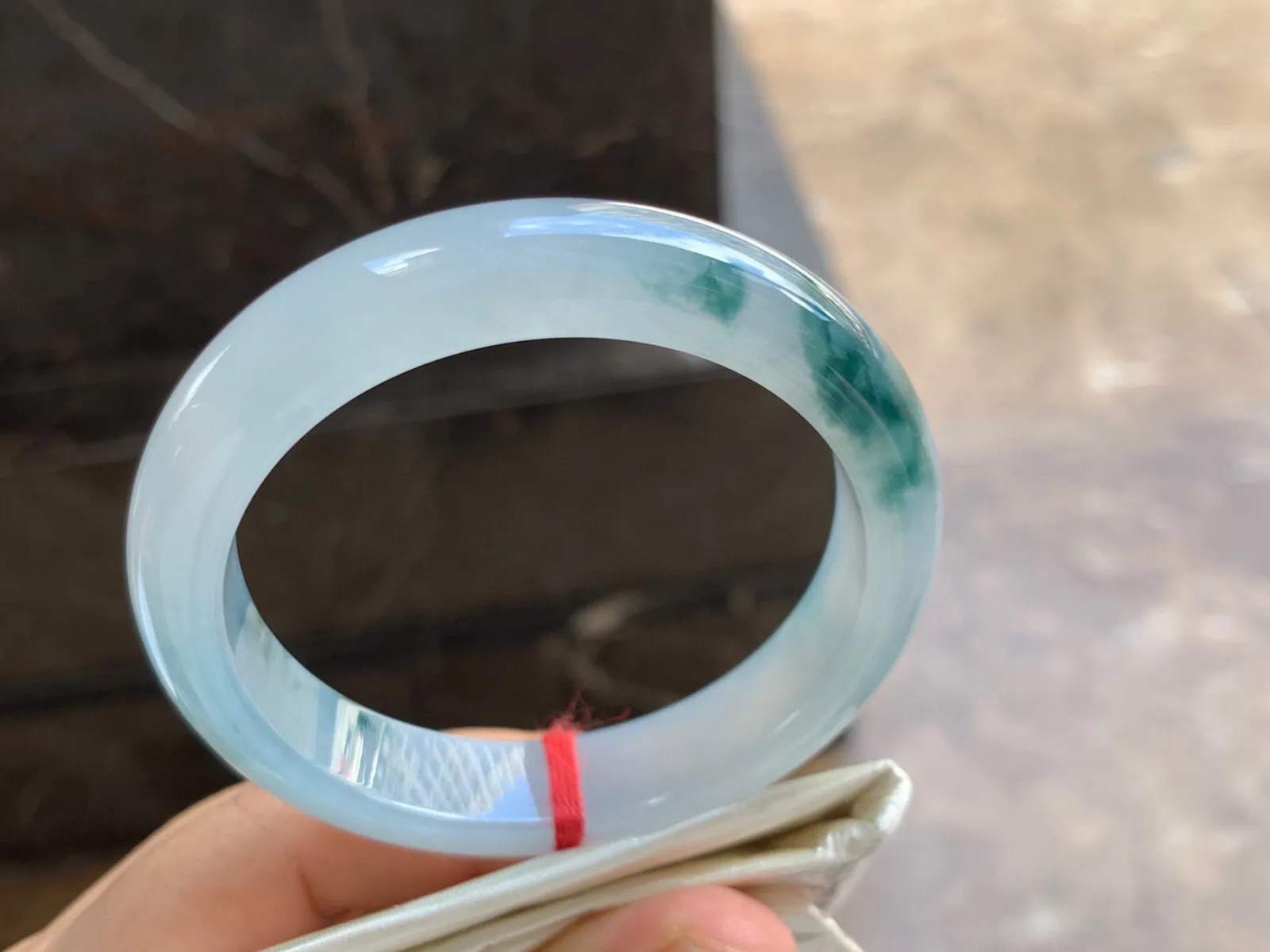 55-12-8mm
冰种飘花手镯 种好水润 底子干净 花色灵动