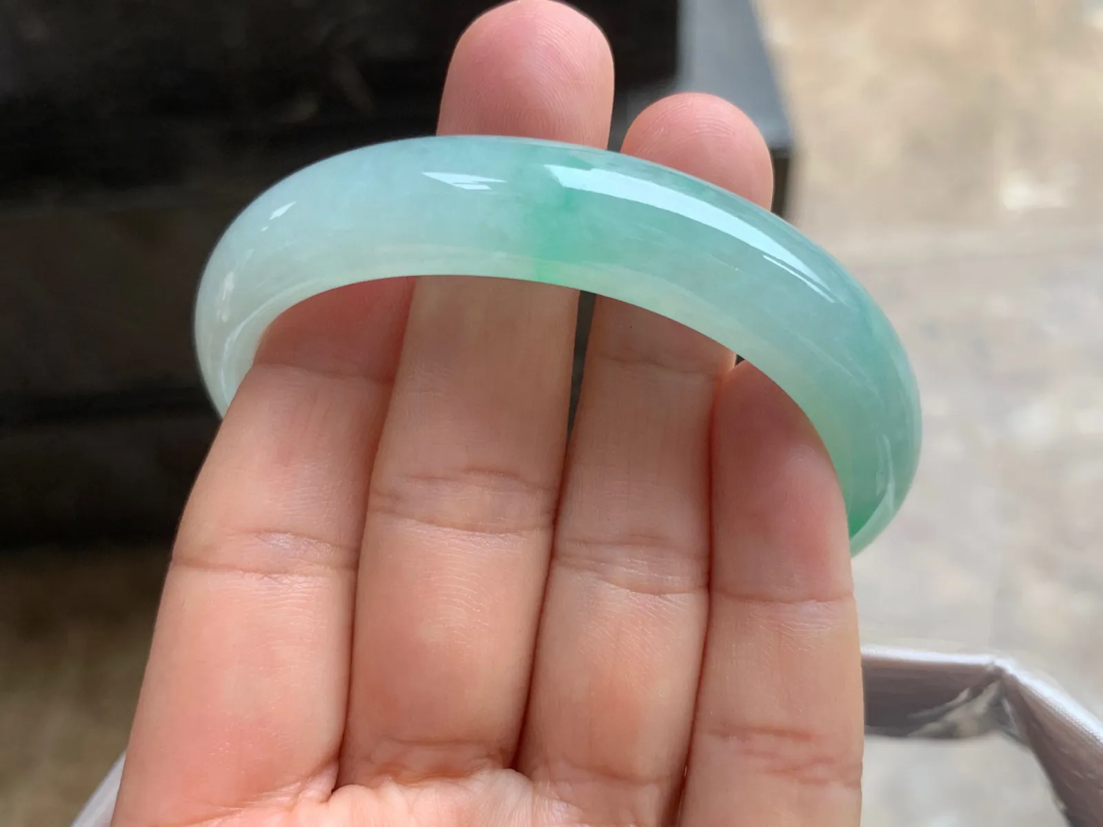 55.5-12-7.5mm
带色贵妃手镯 有种有色 正圈52/53可戴