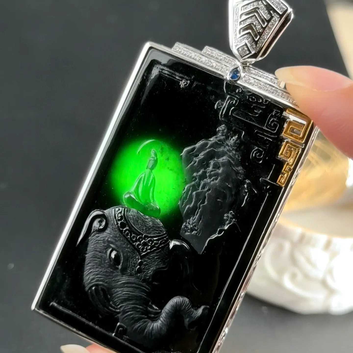 精品墨翠普贤菩萨 种好色正 黑度极好 打灯通透 油性十足 74.8