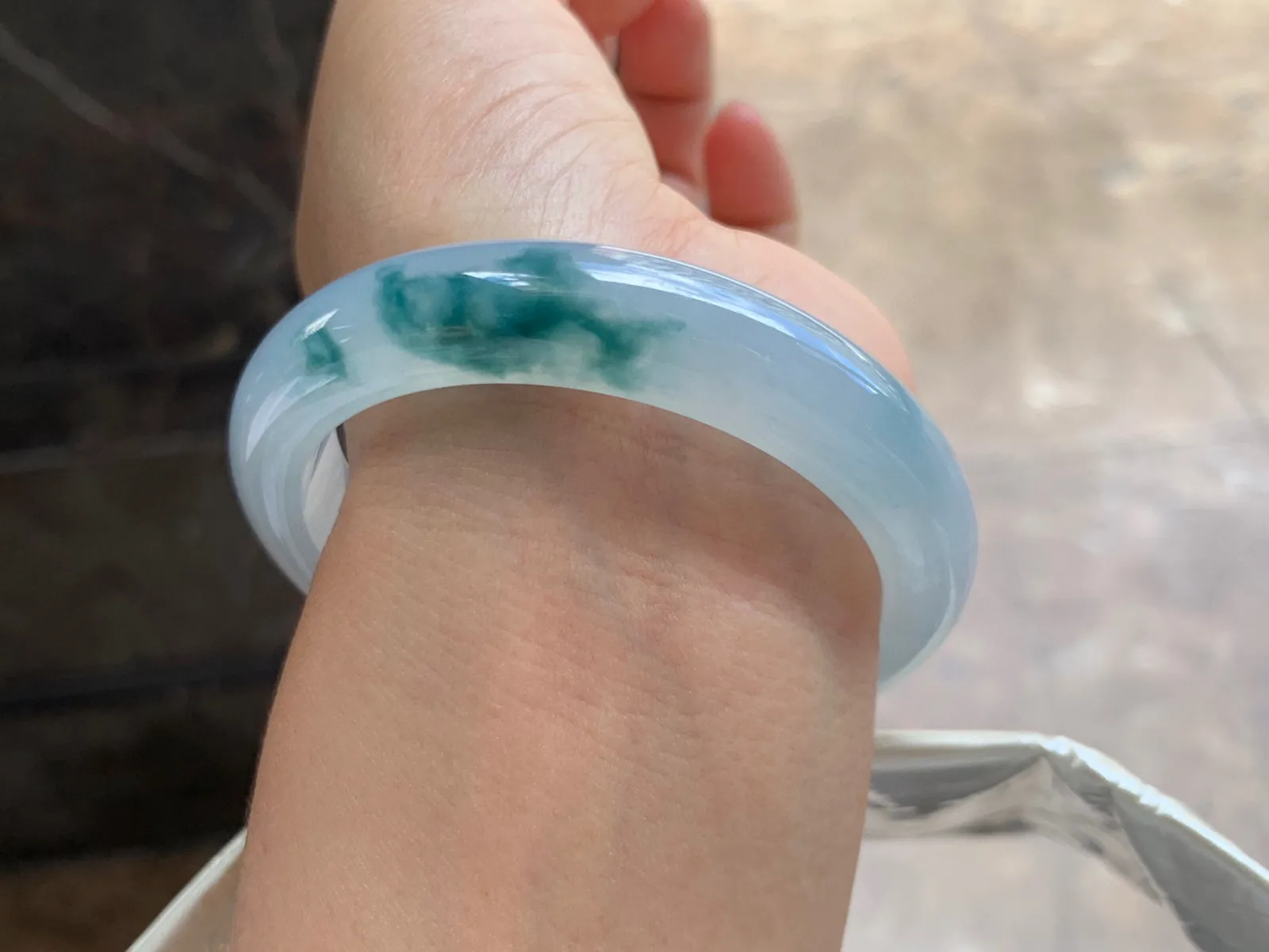 55-12-8mm
冰种飘花手镯 种好水润 底子干净 花色灵动