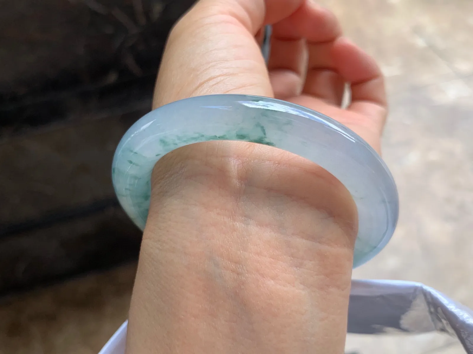53.5-8mm
冰种飘花手镯 水润冰透 花色均匀灵动