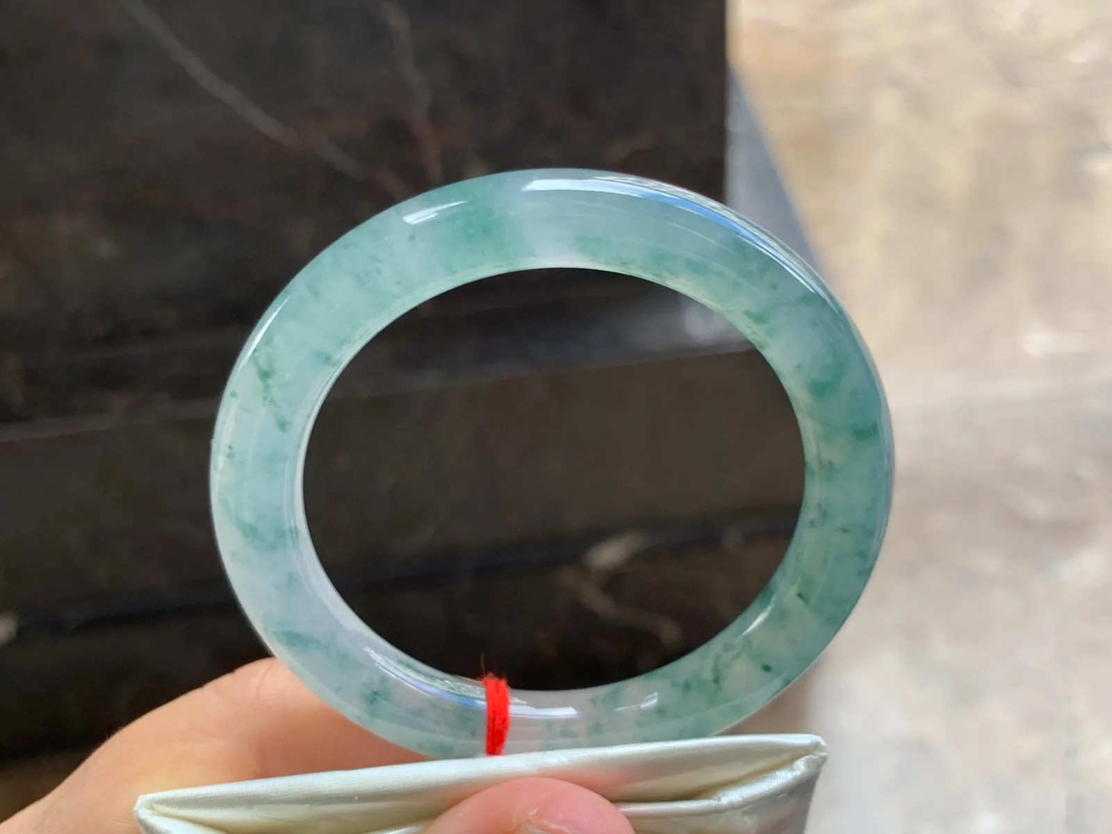 53-9mm
冰种飘花圆条手镯 水润冰透 碎花点缀