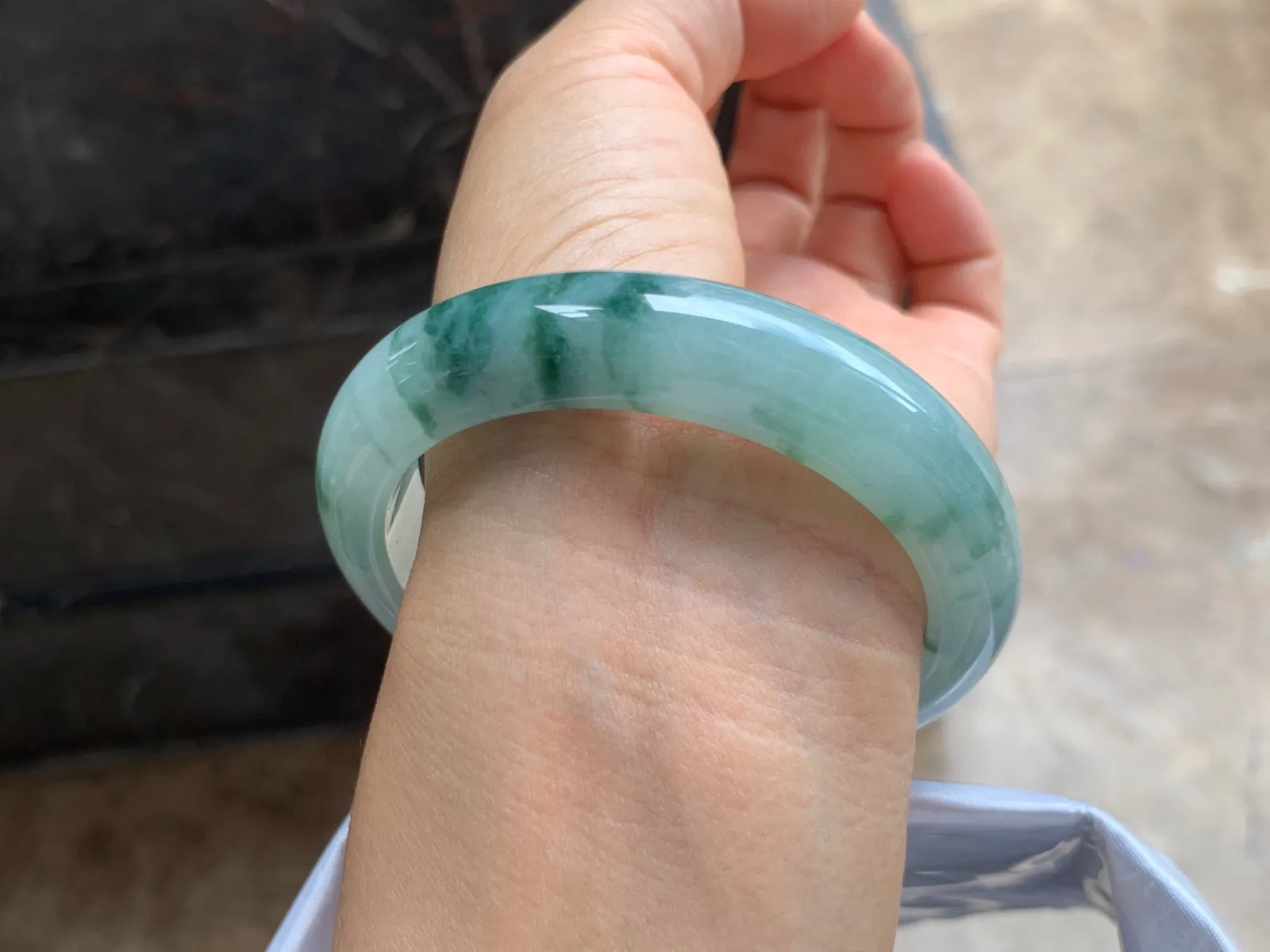 55-13-8mm
飘花手镯 底子细腻 花色浓郁 性价比推荐