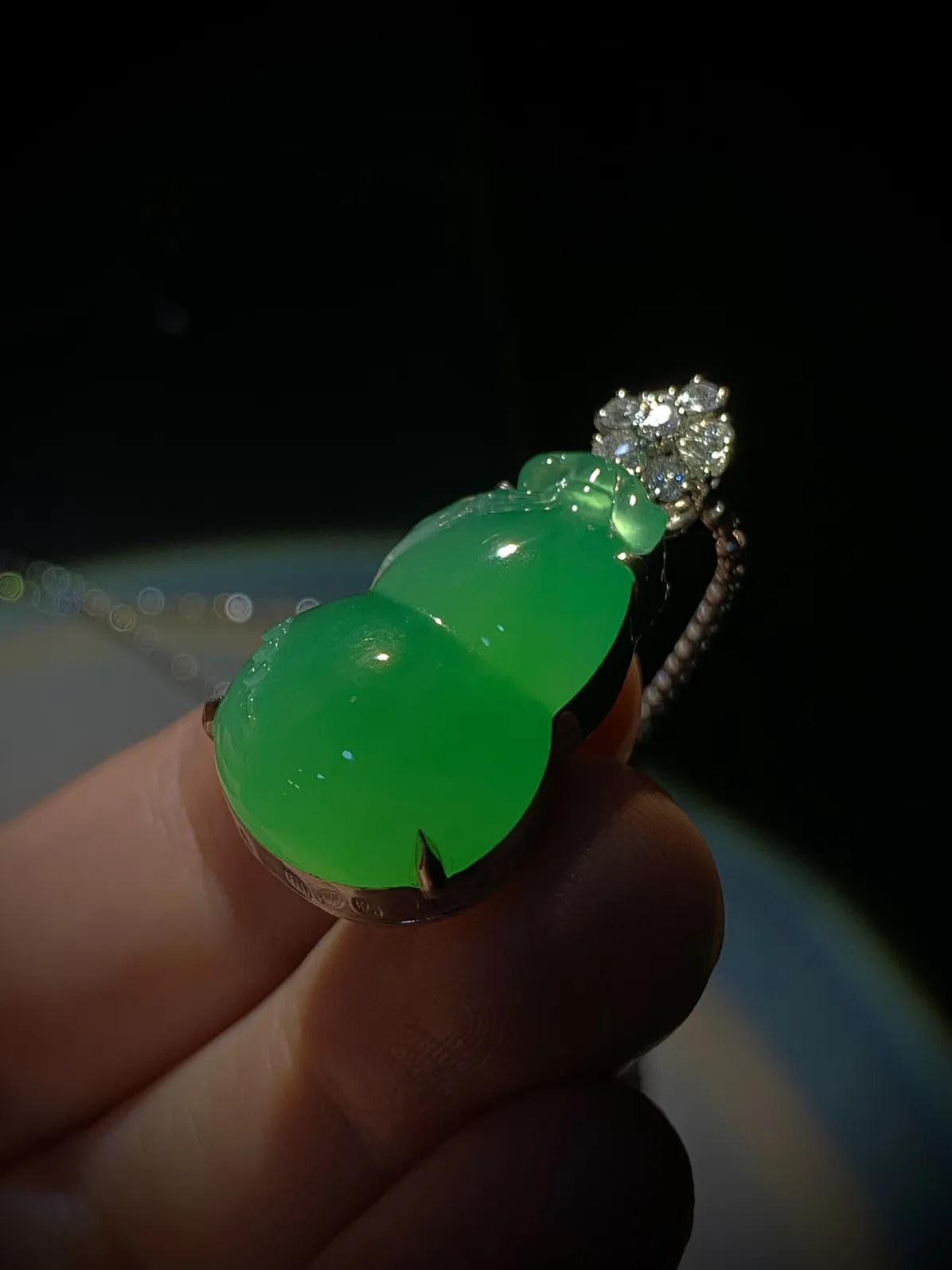 【福禄】，葫芦，
裸石约25-15.5-5.5mm，
整体32-15.5-11.5mm，
18K金，南非钻，不含链