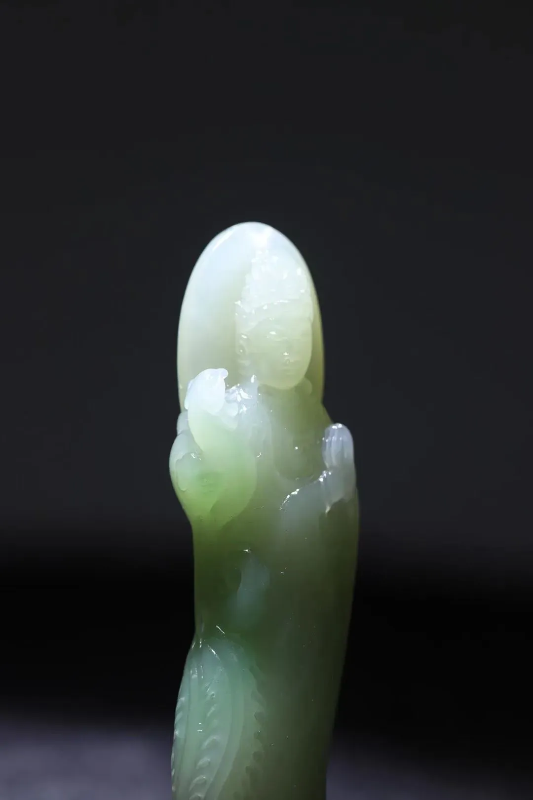 玉中仙，fo光现！
这尊观音不一般——白玉底子透着嫩青色，像春天刚冒尖的竹叶，水头足得能照见人影！