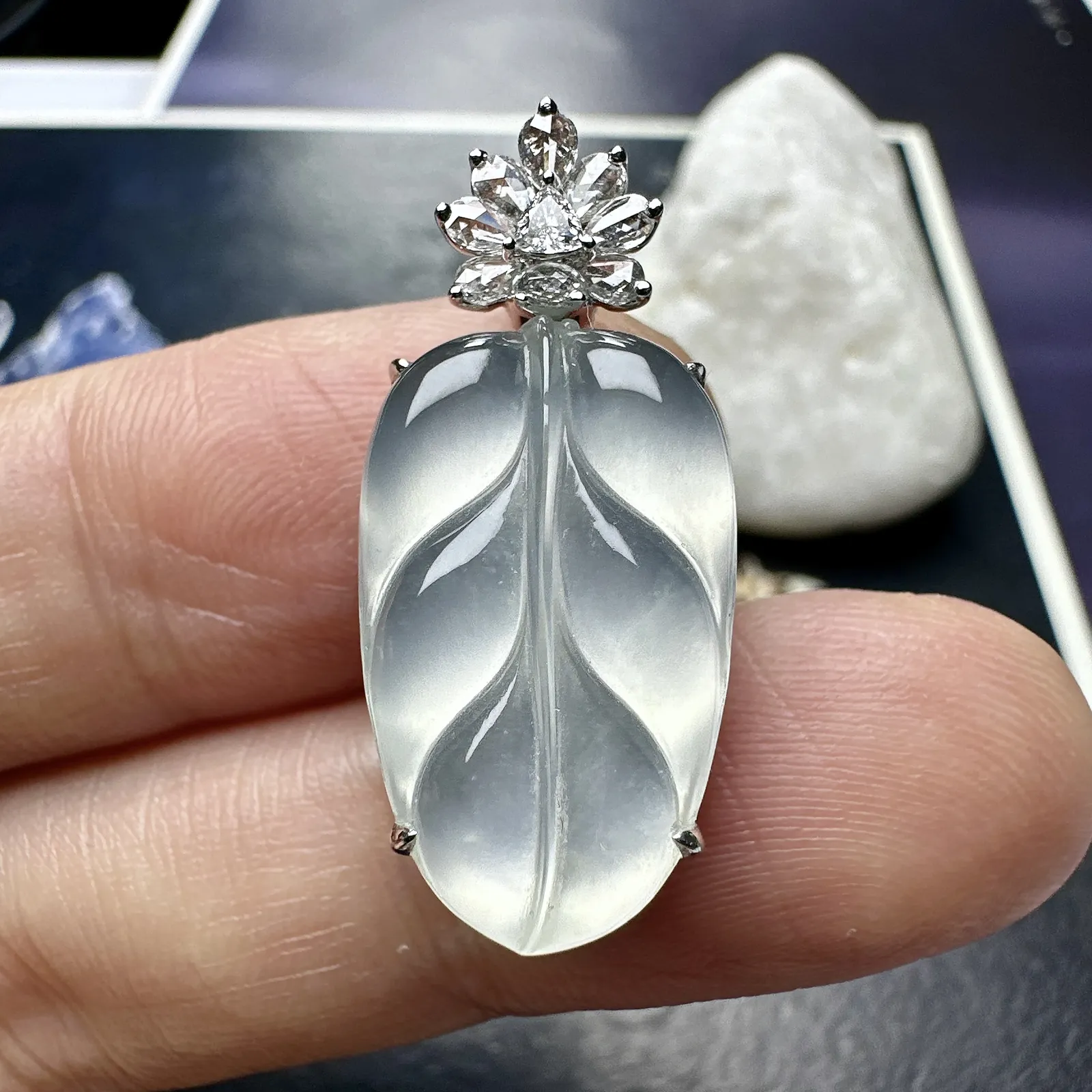 【玻璃种叶吊坠】金枝玉叶，胶感强烈，起刚光，种水上乘，晶莹剔透，纯净通透，莹光感很强。18k金钻镶嵌