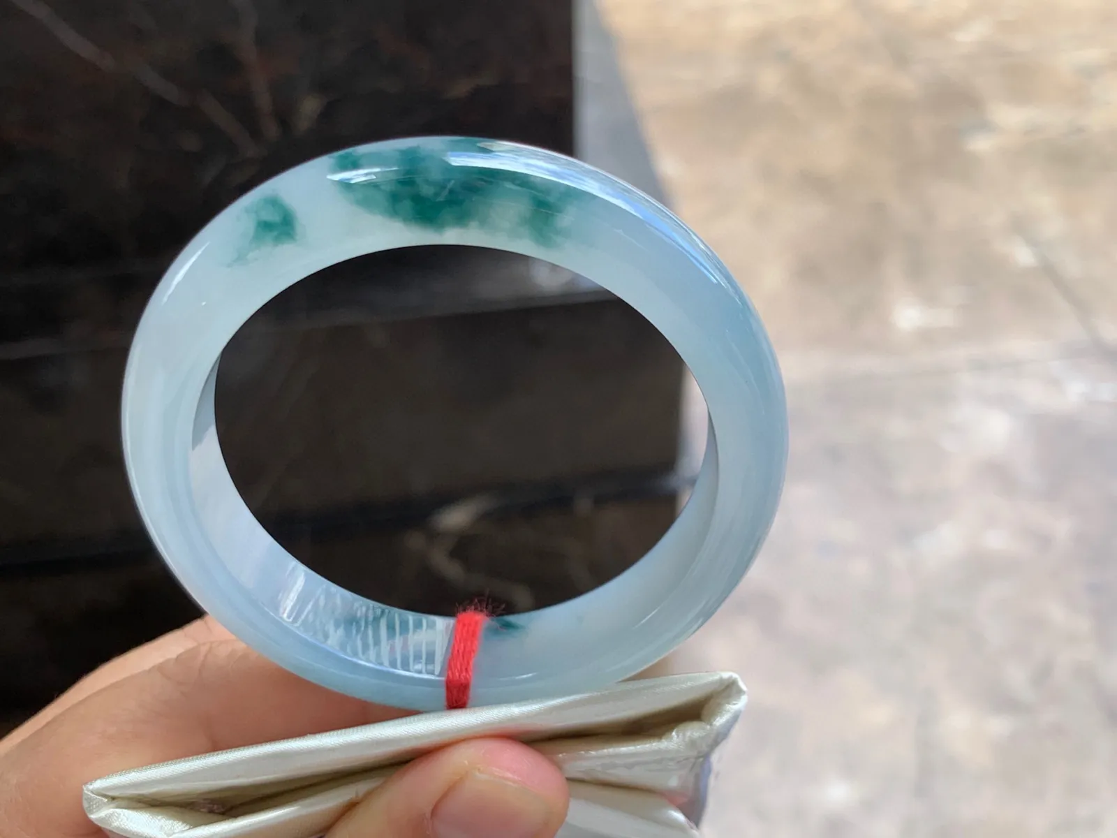 55-12-8mm
冰种飘花手镯 种好水润 底子干净 花色灵动