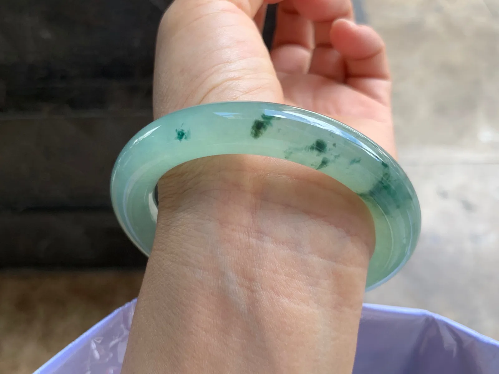 56-11mm
飘花圆条手镯 种好水润 底色漂亮