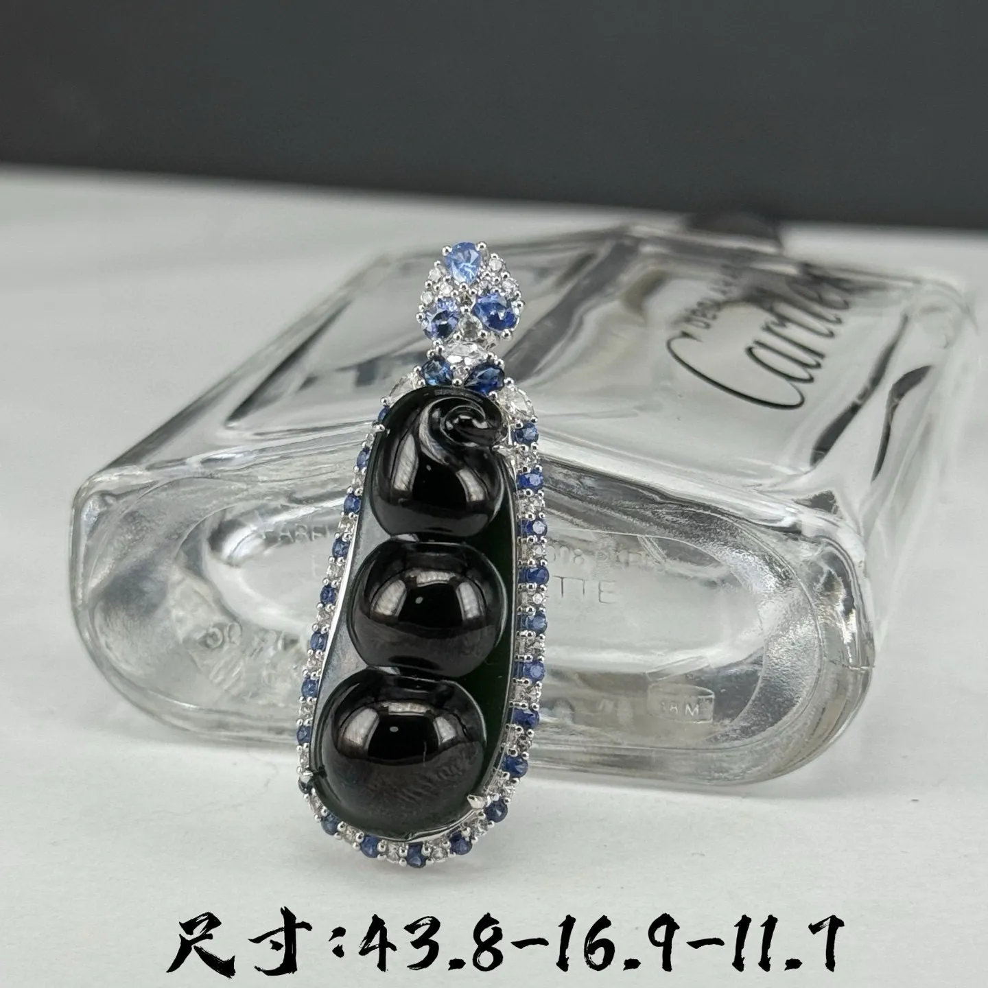 精品18k墨翠福豆 种好色正 黑度极好 打灯通透 油性十足 尺寸43.8