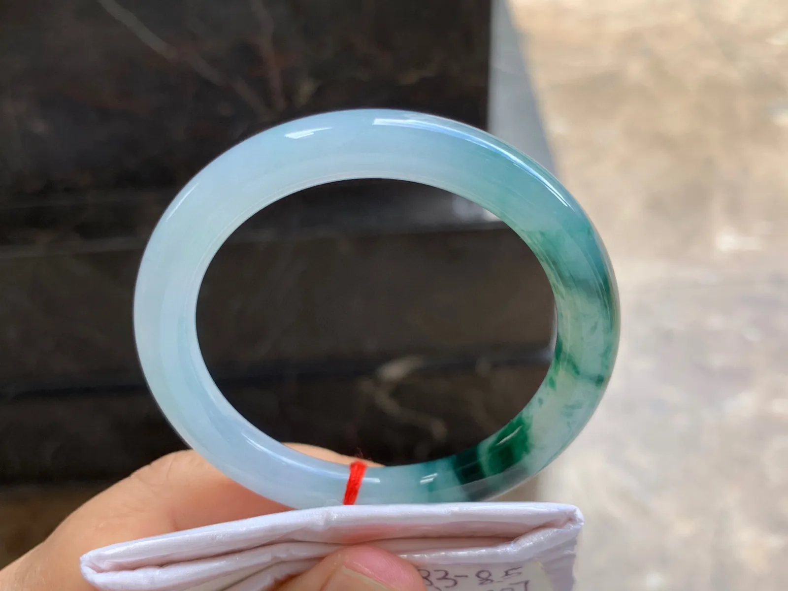 52-8.5mm
飘花圆条手镯 底子细腻干净 气质