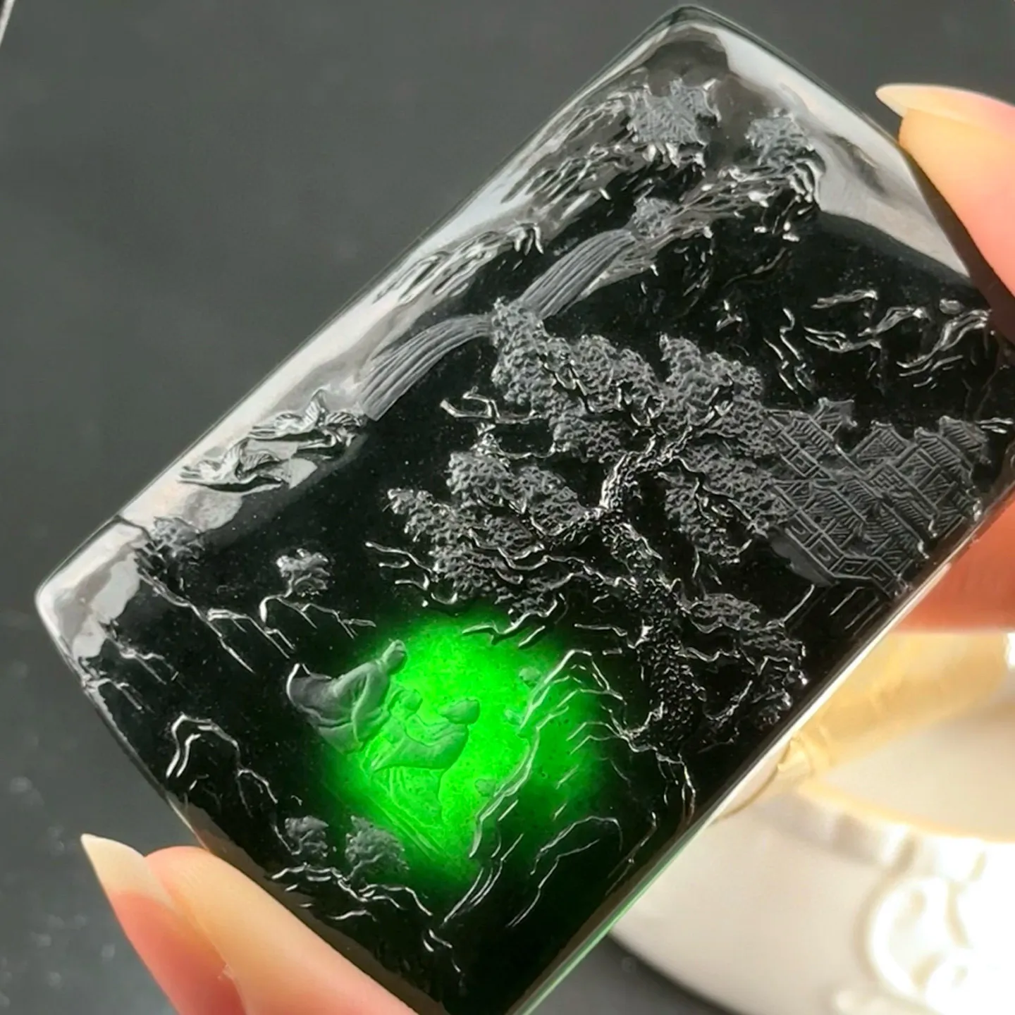 精品墨翠山水牌 种好色正 黑度极好 打灯通透 油性十足 尺寸66.1