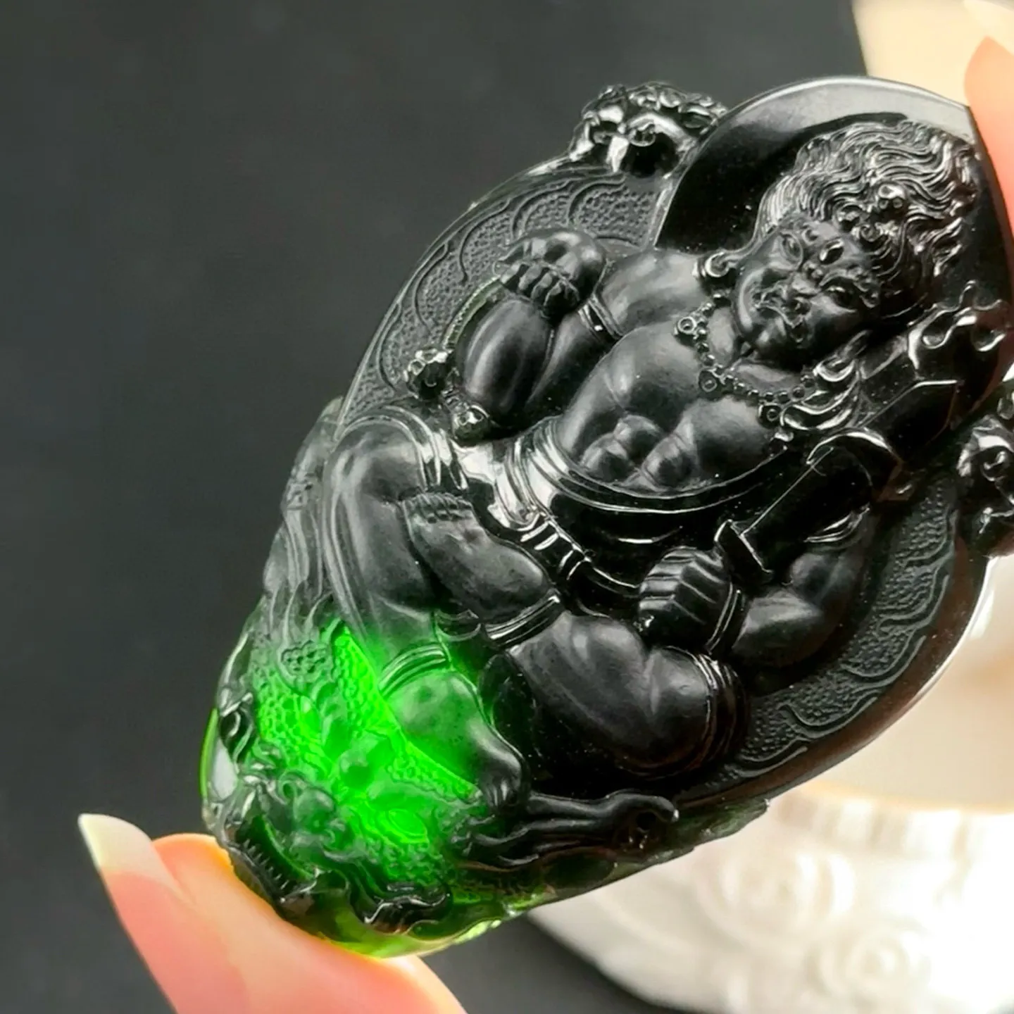 精品墨翠不动明王 种好色正 黑度极好 打灯通透 油性十足 尺寸64.4