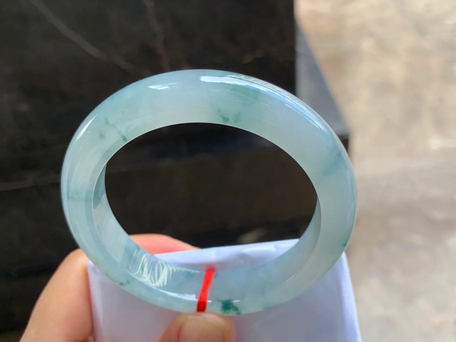 55.5-12.5-9.5mm
飘花手镯 底子细腻 花色清爽