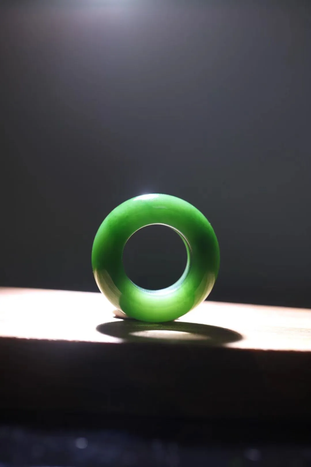 精品美物
【菜绿*戒 】和田碧玉菠菜绿戒指，碧如四月纤柳，凝润若脂，肉质冰润细腻，色泽清新淡雅，灵动唯美~红颜至尊，纵算一生云水漂泊，亦可淡若清风，自在安宁。俯瞰烟火人间，品静好人生，盼现世安稳…… 
规格：19-15-8mm，27g
