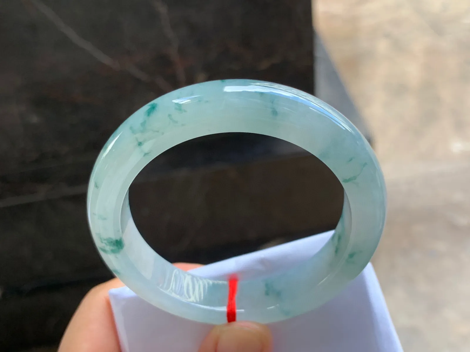 55.5-12.5-9.5mm
飘花手镯 底子细腻 花色清爽