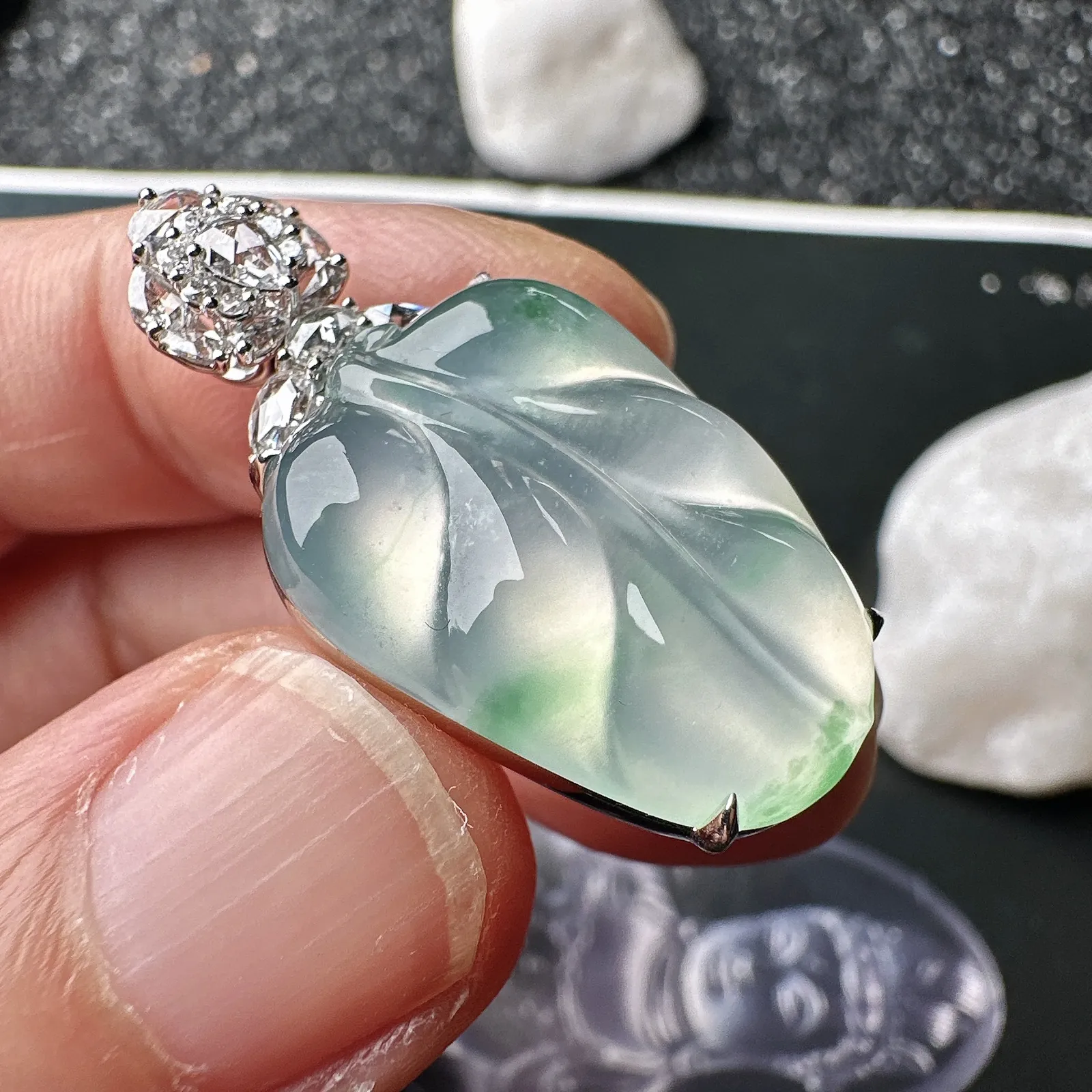 【冰种飘花叶吊坠】金枝玉叶，胶感强烈，种水上乘，晶莹剔透，纯净通透，莹光感很强。18k金钻镶嵌，裸石